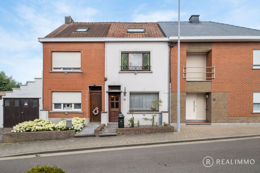 Te renoveren gezinswoning met uitweg en garage in Avelgem foto 2