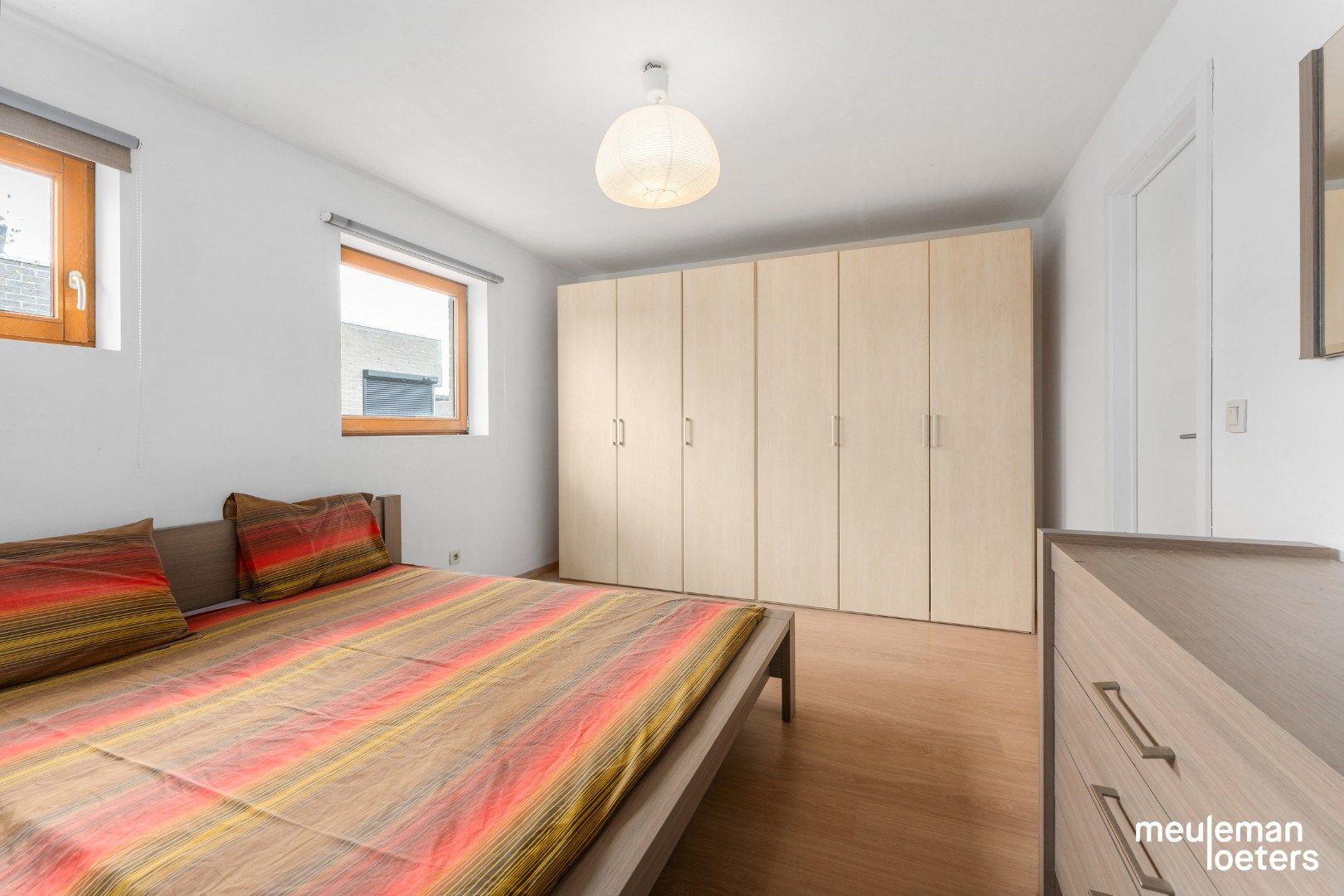 Eigentijdse halfopen woning met carport en tuin foto 9