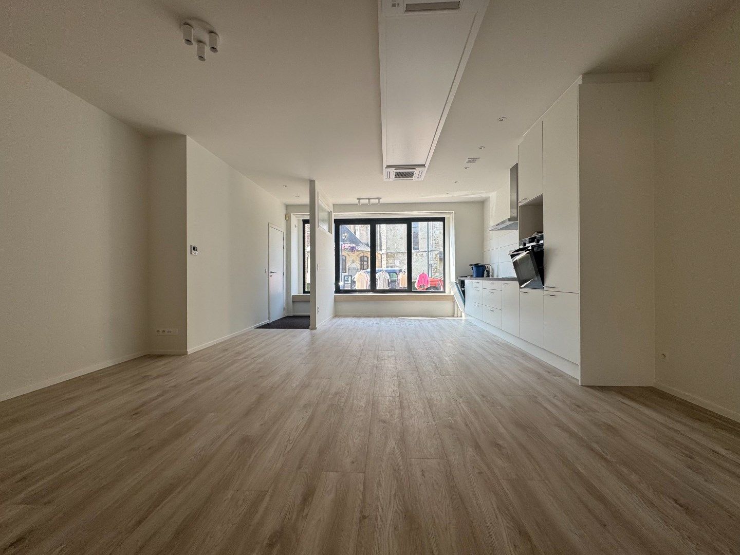 Volledig vernieuwd gelijkvloers-appartement in hartje Opwijk - 2 slpk foto {{pictureIndex}}