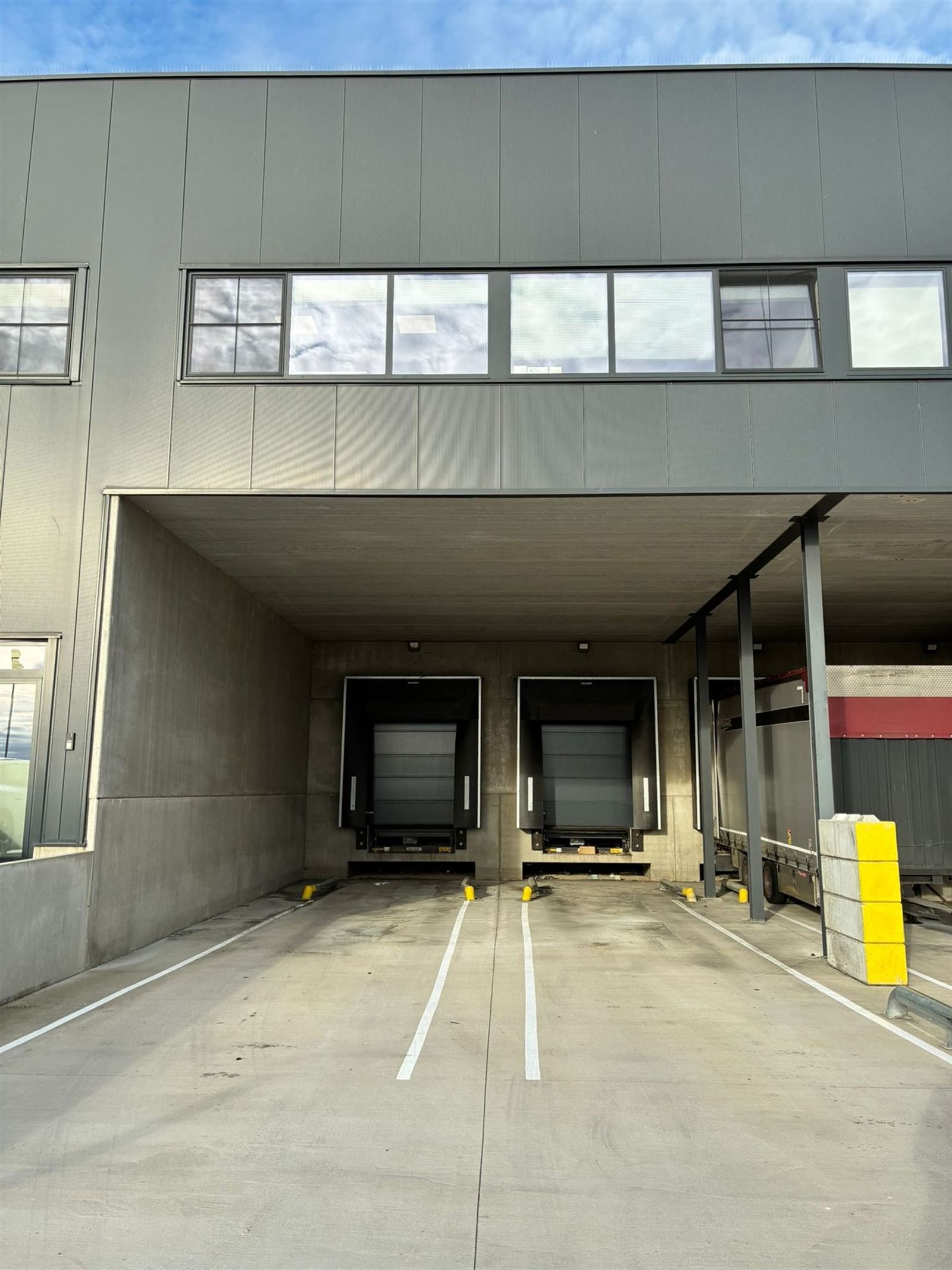 Loods met kade foto 14