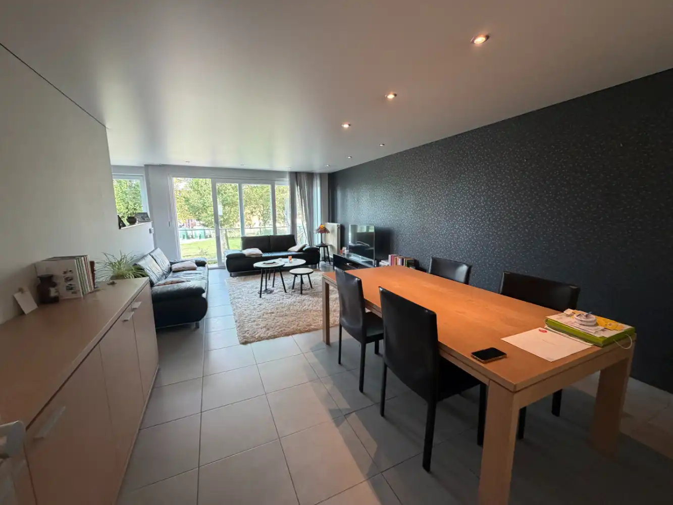 Instapklaar gemeubeld appartement met twee slaapkamers en zonnig terras in een residentiële wijk van Blankenberge. foto 2