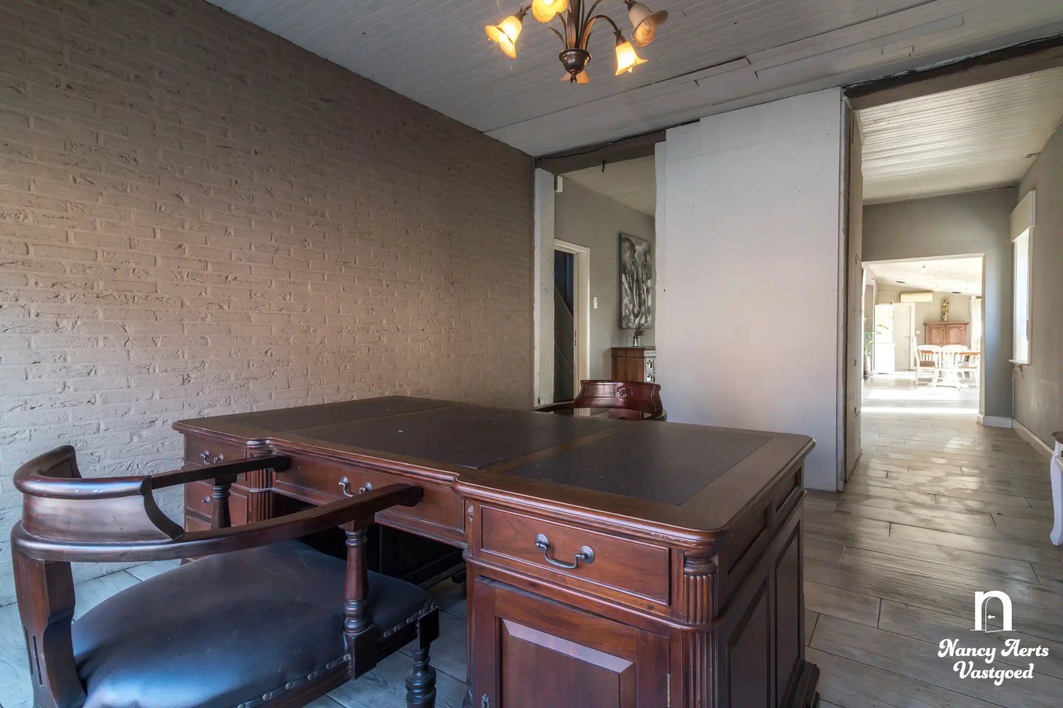 Ruime halfopen woning met tuin en veel potentieel foto 12