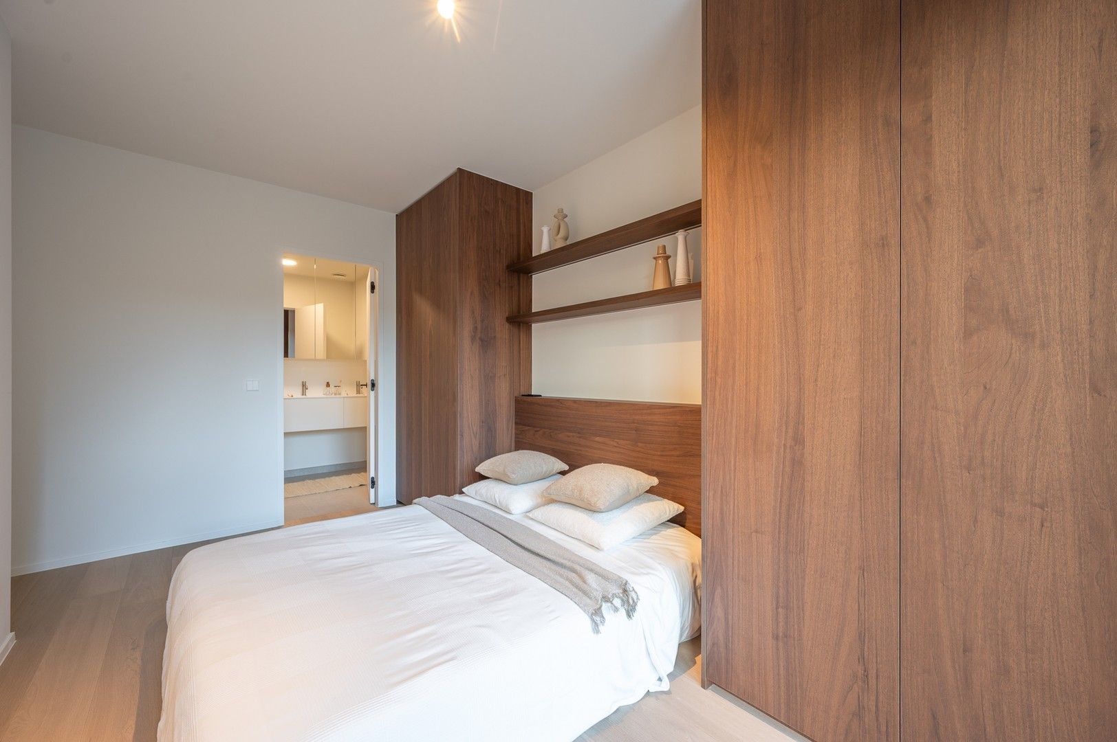 Nieuwbouw appartement op een centrale ligging te Knokke, vlakbij het Zegemeer en op wandelafstand van het strand. foto 12