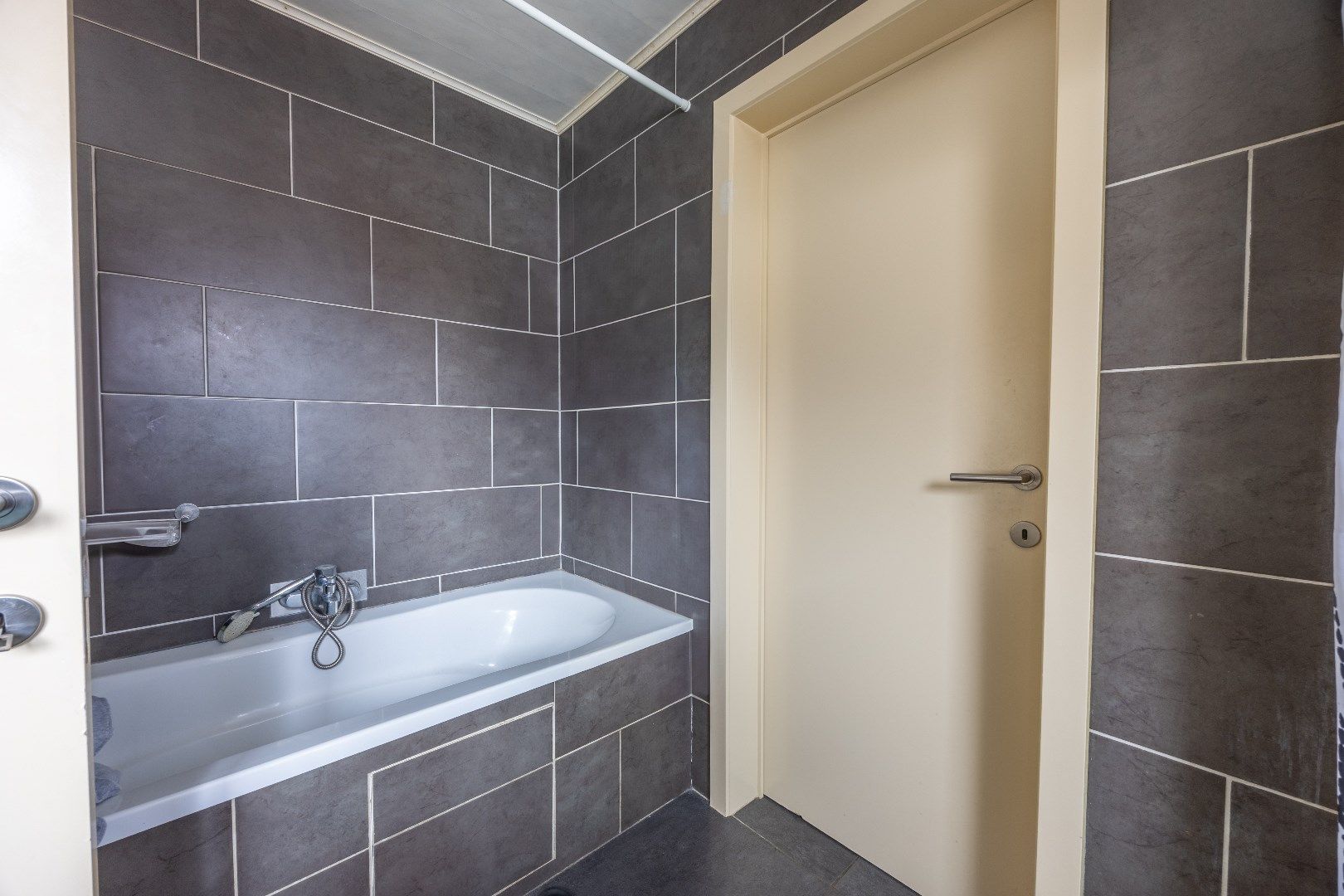 Halfopen woning met fantastisch grote tuin!  foto 13