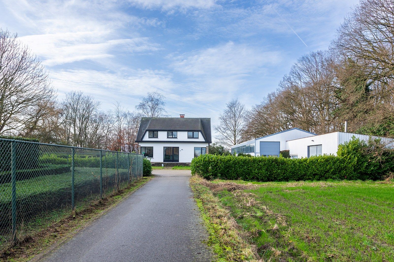 Villa met grote tuin, magazijn én weiland foto 4