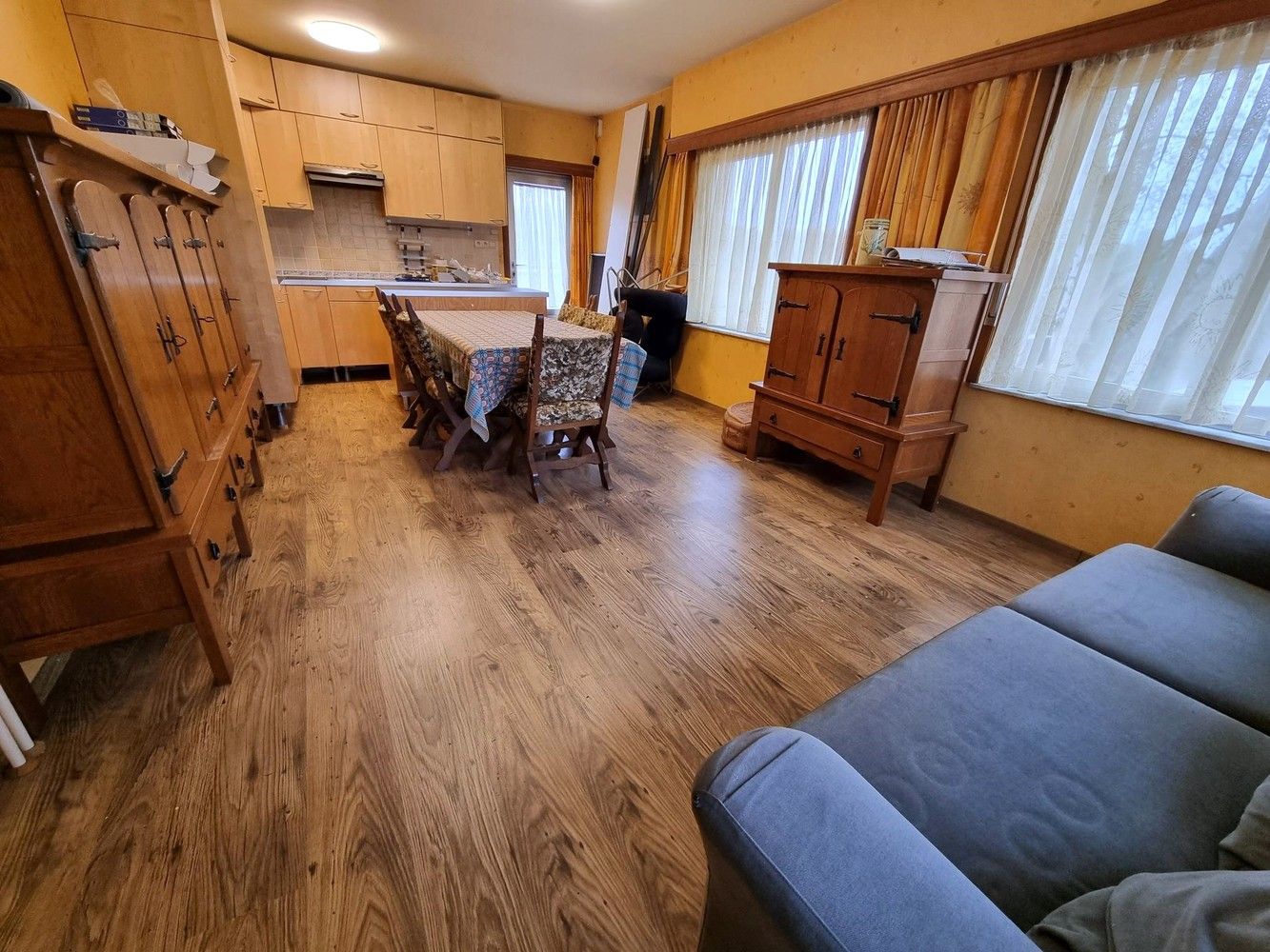 Zeer ruime woning, ideaal voor groot gezin met 6 slks, 2 woonkamers, 2 keukens, garage en groot bijgebouw. foto 8