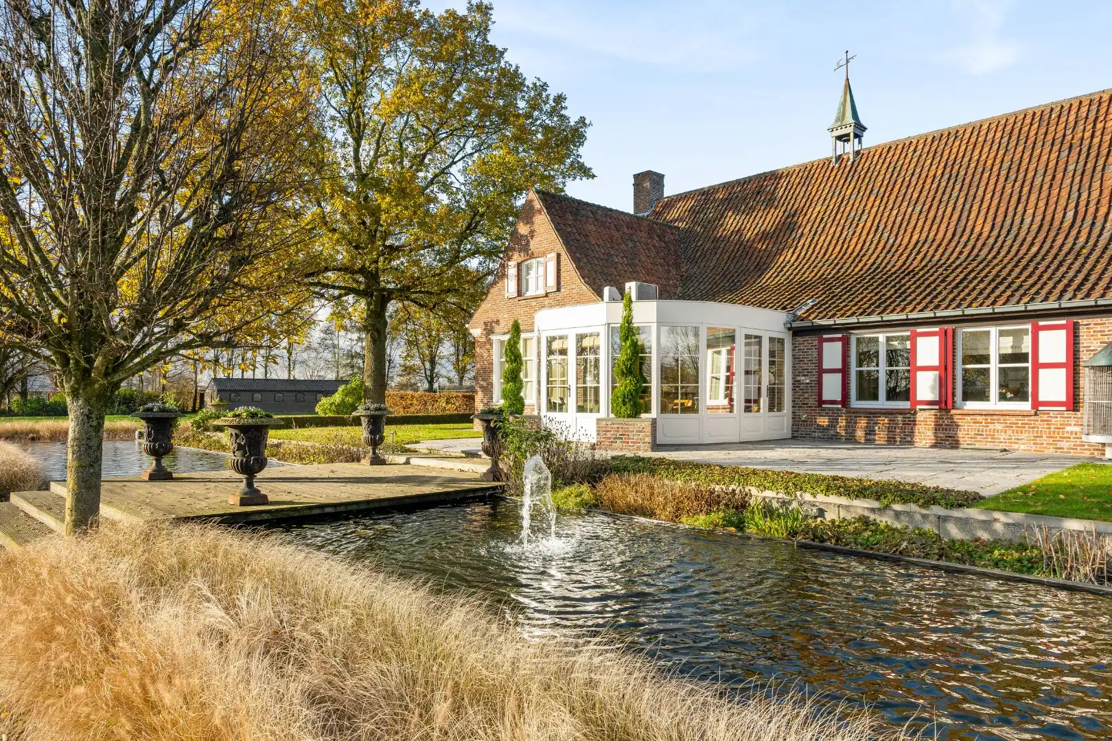 Unieke eigendom met 2 schuren, kapschuur, paardenstal en verzichten foto 3