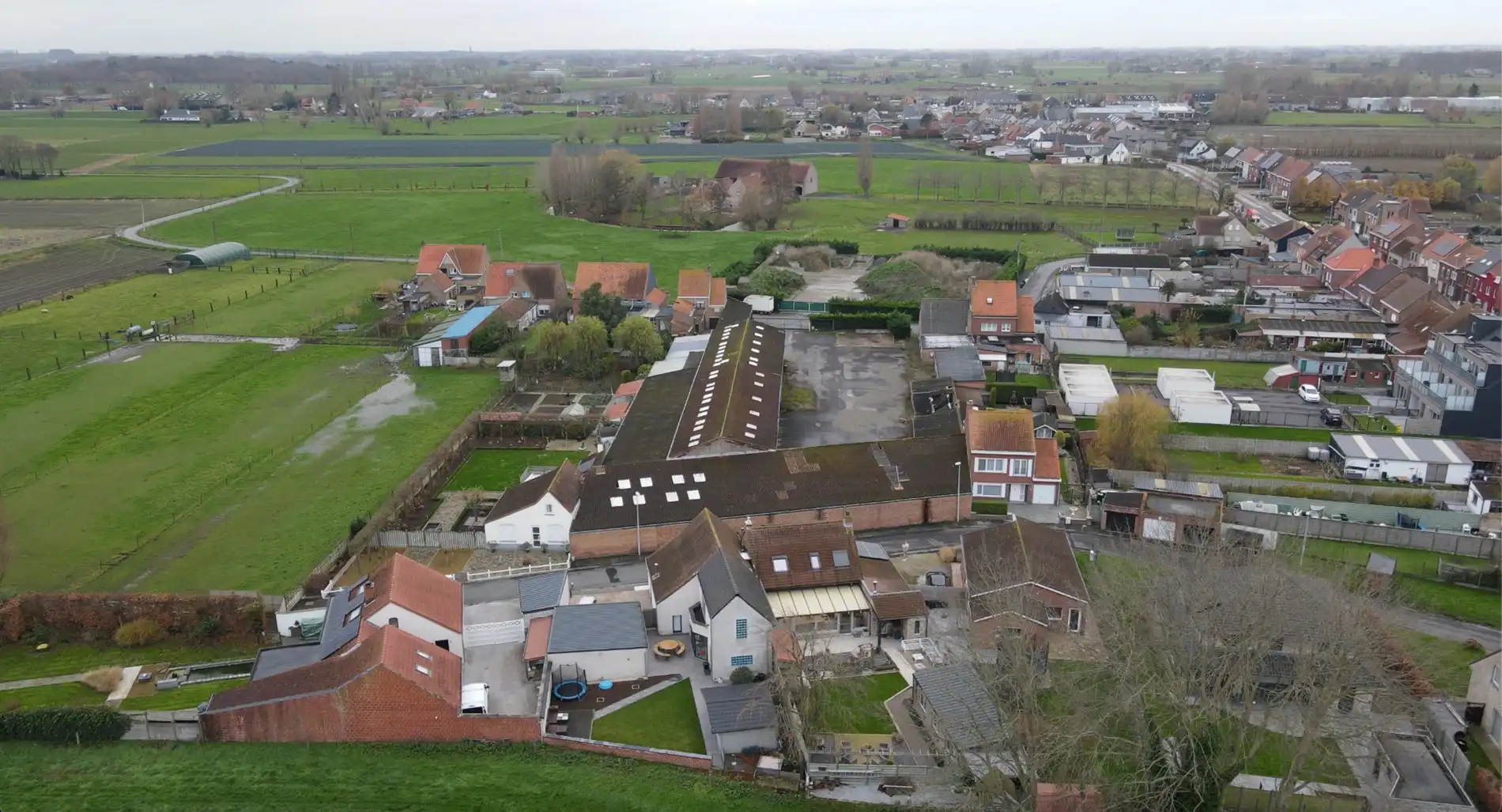 Perceel bouwgrond (292 m²) bestemd voor gesloten bebouwing nabij centrum Eernegem foto 3