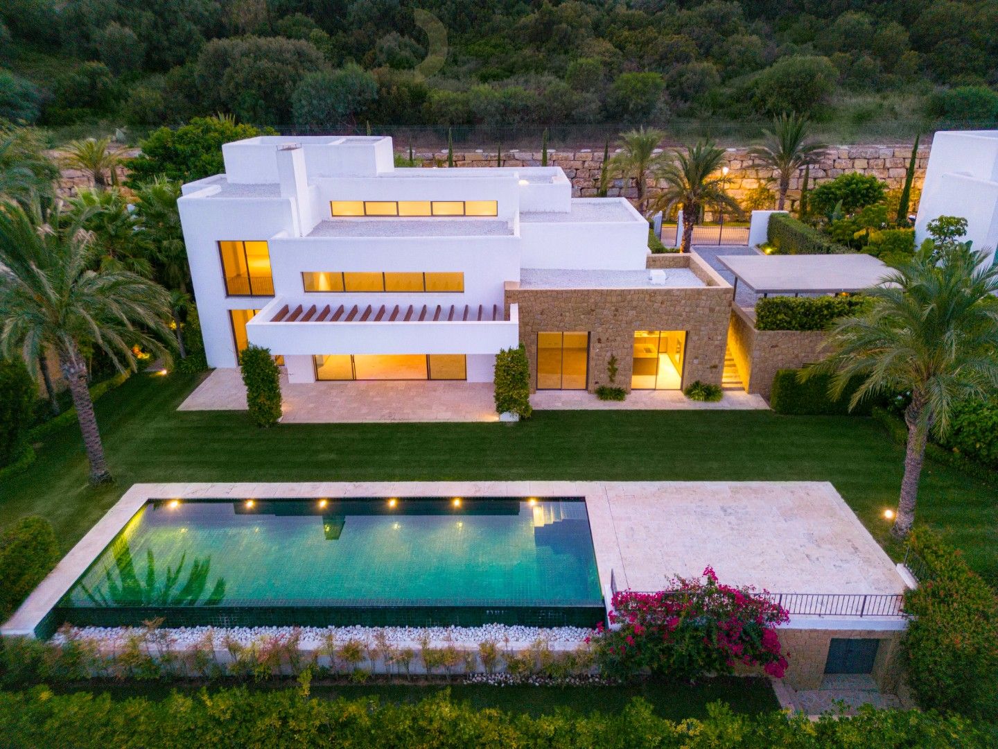 Charmante villa met uitzicht op de golfbaan binnen het Finca Cortesin resort. foto {{pictureIndex}}