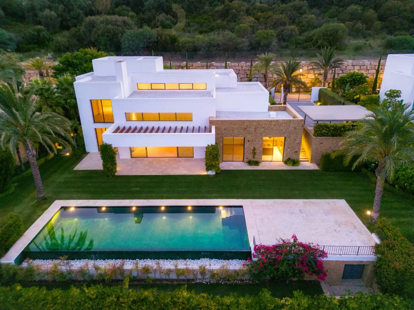 Charmante villa met uitzicht op de golfbaan binnen het Finca Cortesin resort. foto {{pictureIndex}}