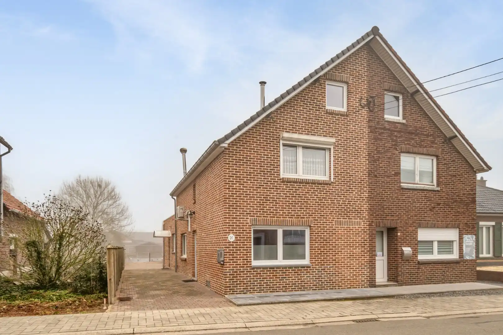 Halfvrijstaande gezinswoning op een perceel van 4a67ca op een rustige locatie te Dilsen-Stokkem. foto 2