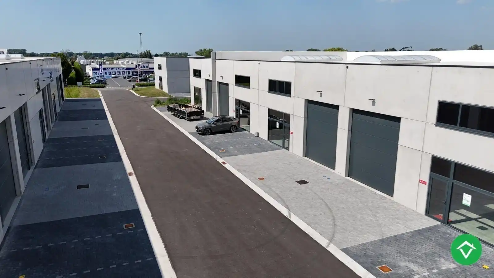Loods te koop – 246 m² met 2 parkeerplaatsen inbegrepen op de industriezone te Ichtegem foto {{pictureIndex}}