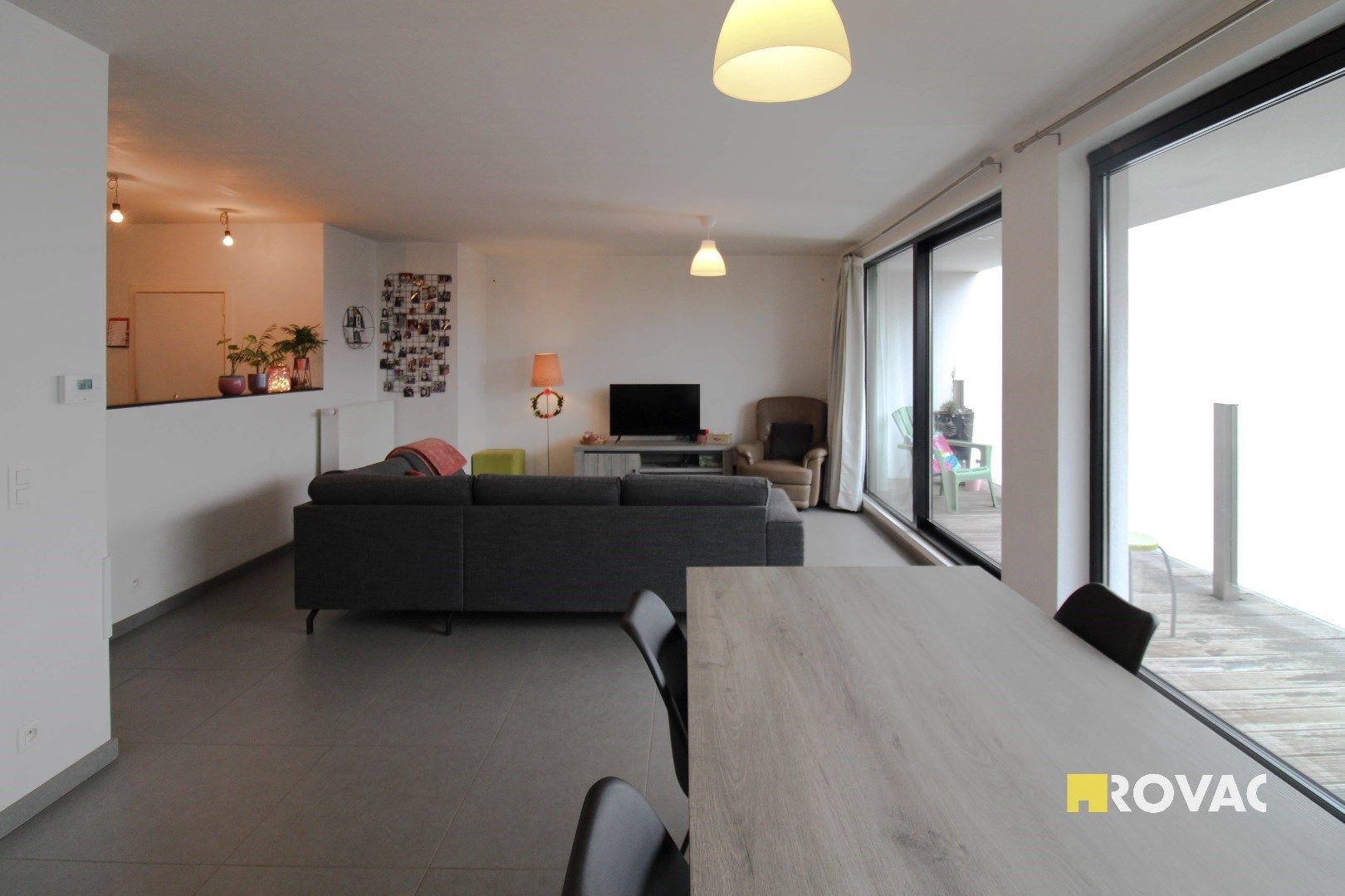 Energiezuinig en ruim duplexappartement met carport! foto {{pictureIndex}}