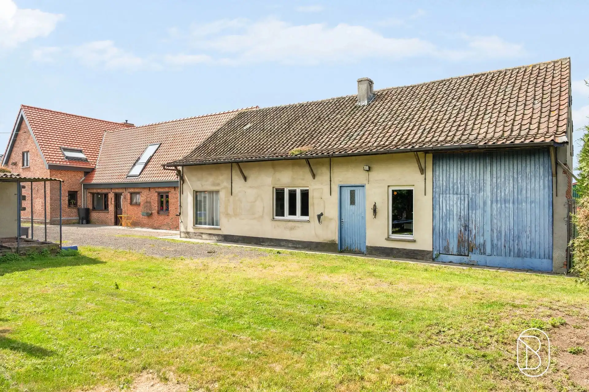 Ruime woning met 5 slpk, garage en bijgebouw op 2.279 m² foto 6