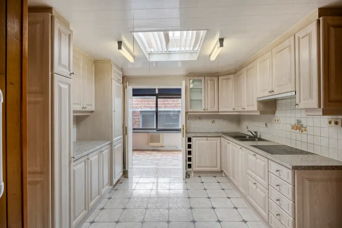 Te renoveren woning met grote garage foto 10