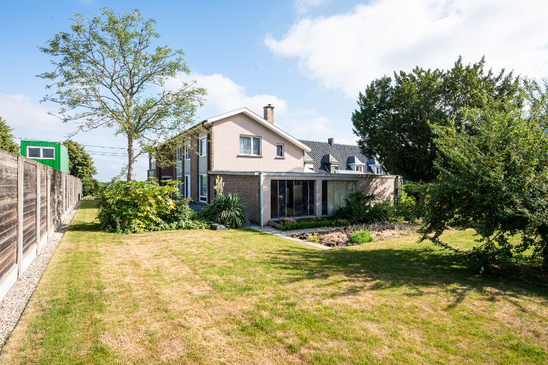 Zeer degelijke woning met veel potentieel foto 3