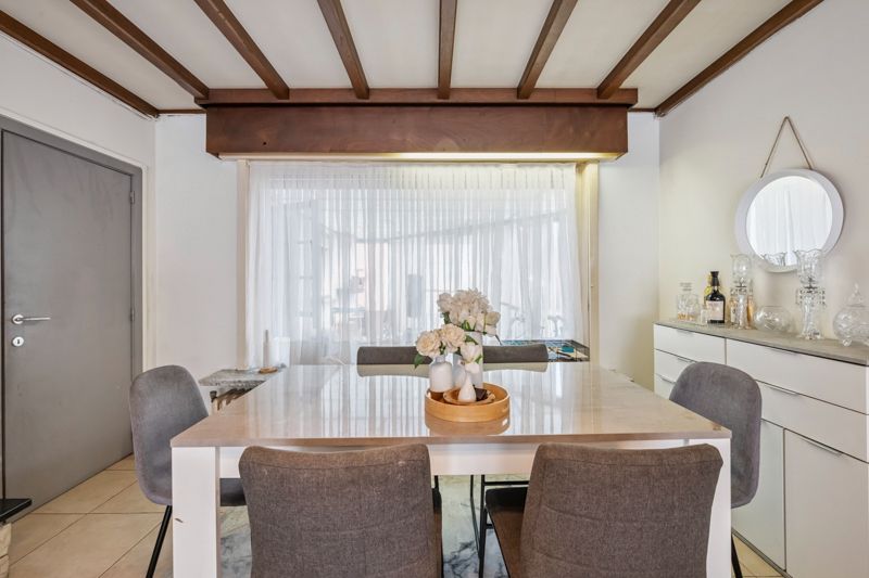 Hooglede- Opbrengsteigendom van 3 verhuurde sterk gebouwde woningen met 3 slaapkamers in het centrum van Hooglede gelgen. Deels al vernieuwd. Potentieel met tuinen en parking. foto 12