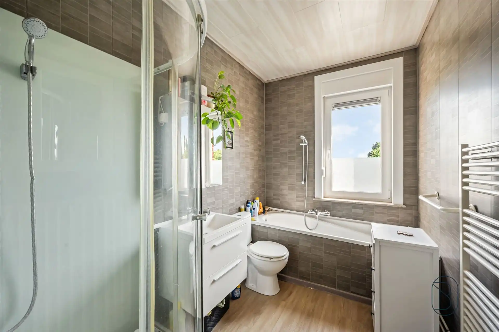 Instapklare 3-slpk woning met 2 garages, tuin en bouwgrond! foto 14