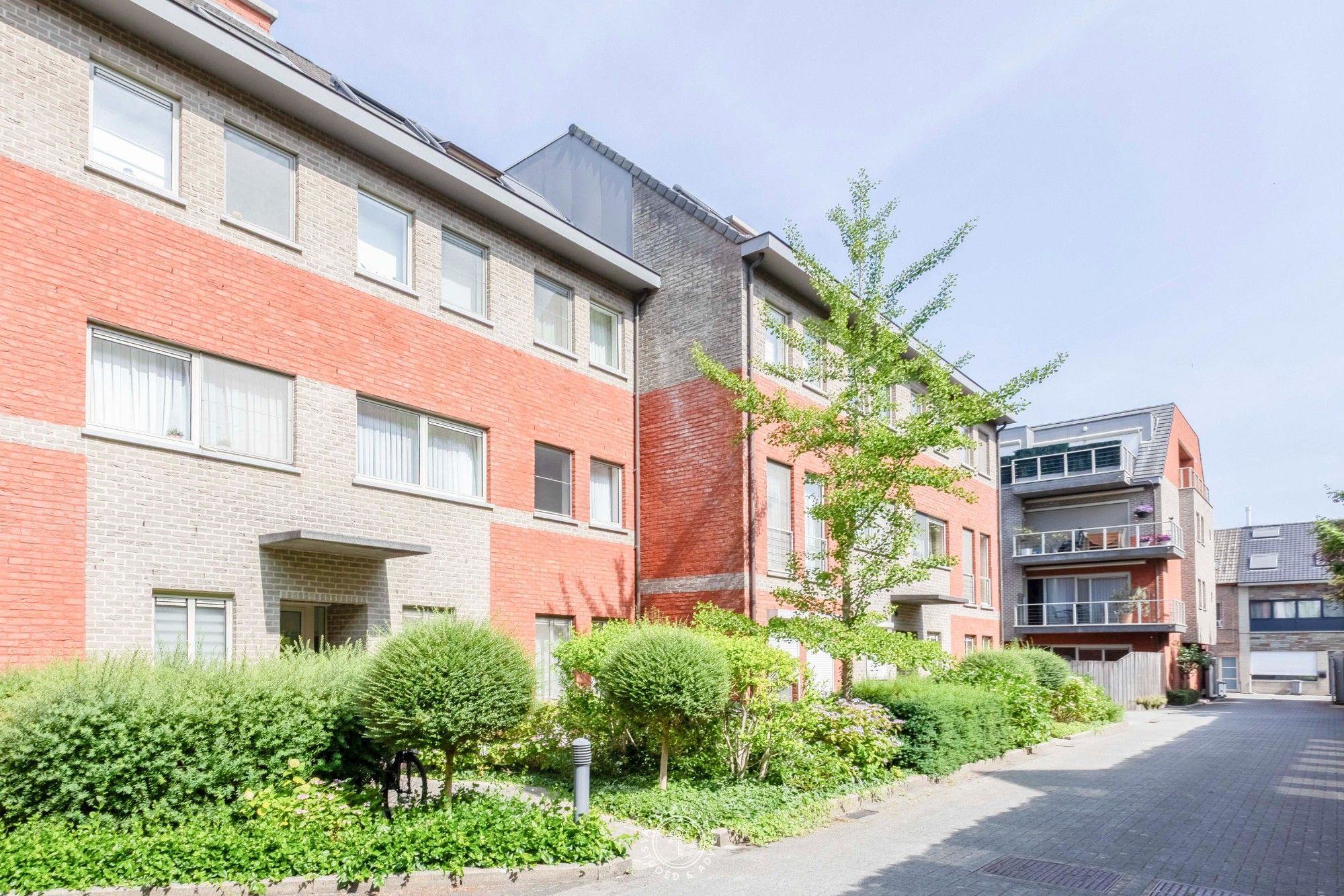 Gelijkvloers appartement met ruim terras en tuintje op een gesloten en groene residentie. foto 20