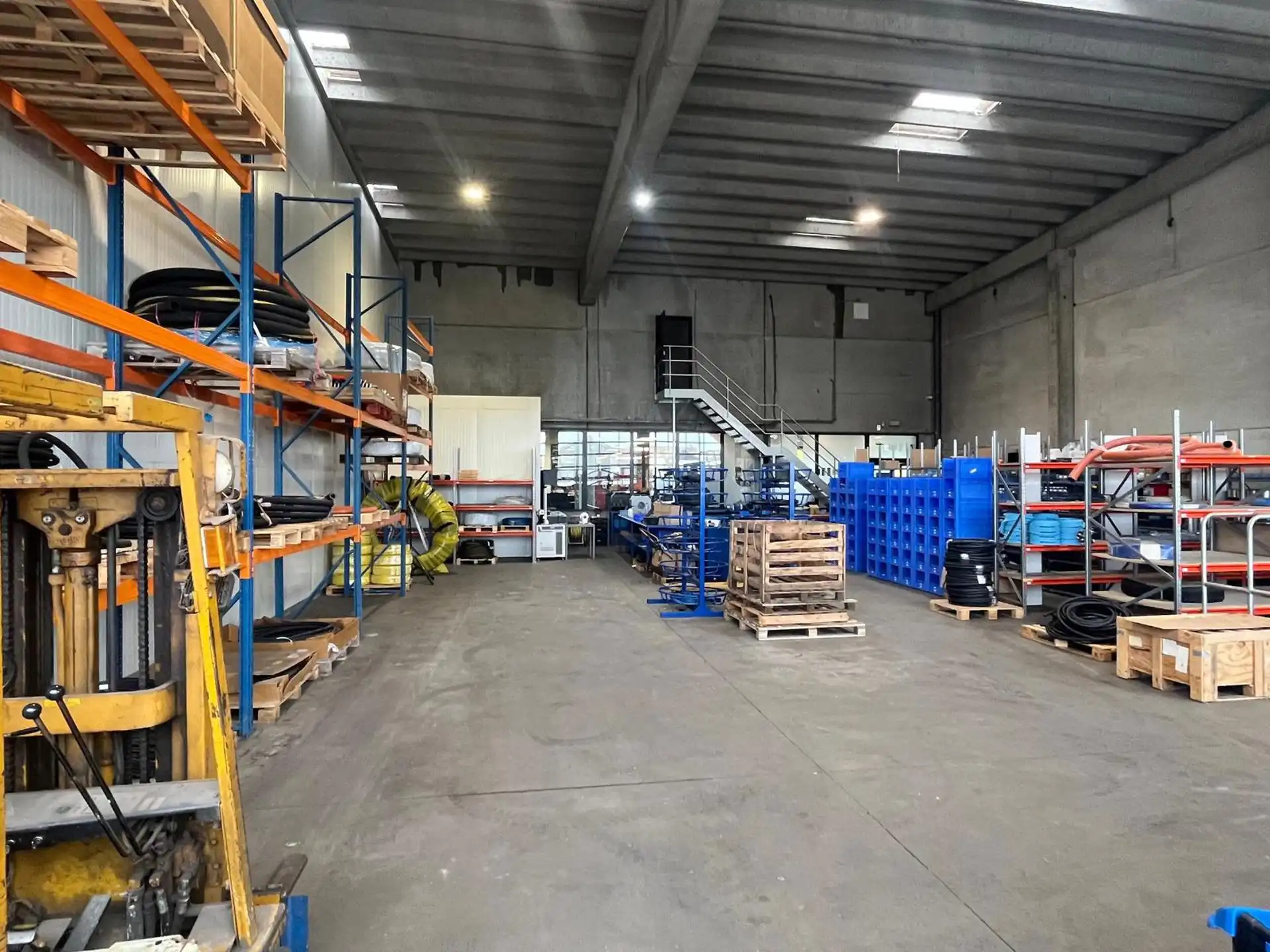 Haven-Antwerpen: magazijn met 3 poorten en moderne kantoorruimte foto 2