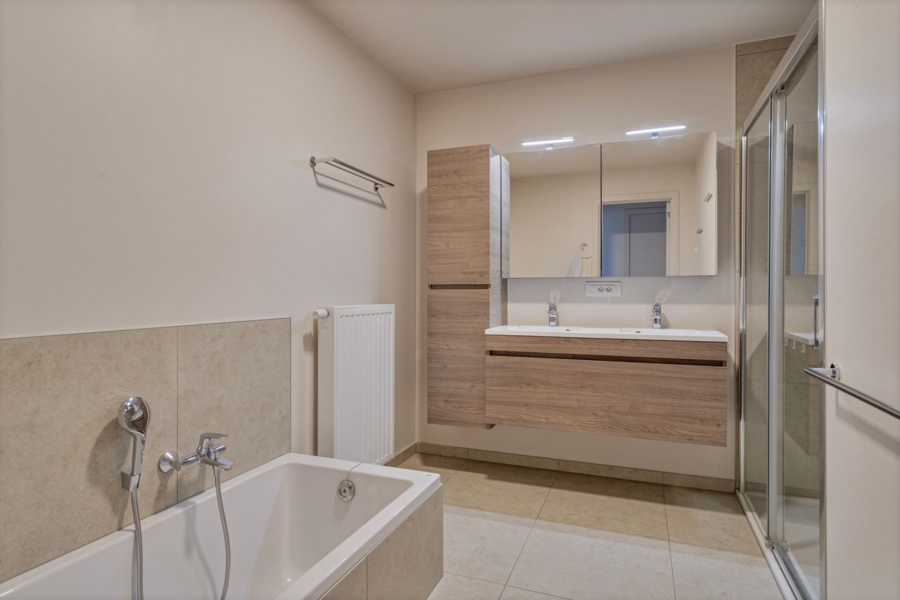 Recente instapklare woning met 4 slaapkamers ! foto 13