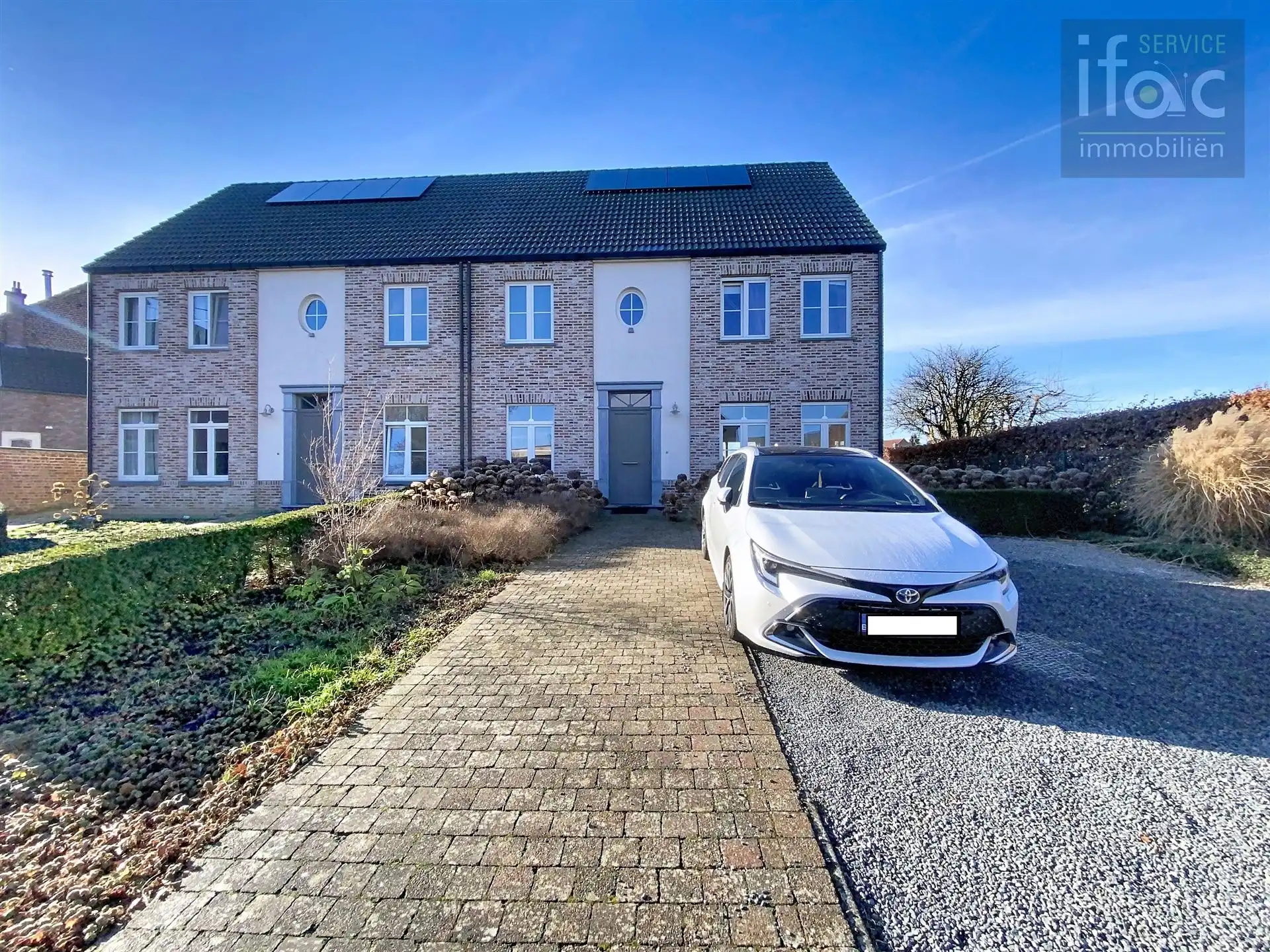 Rustig gelegen villa in doodlopende straat in Duisburg foto {{pictureIndex}}