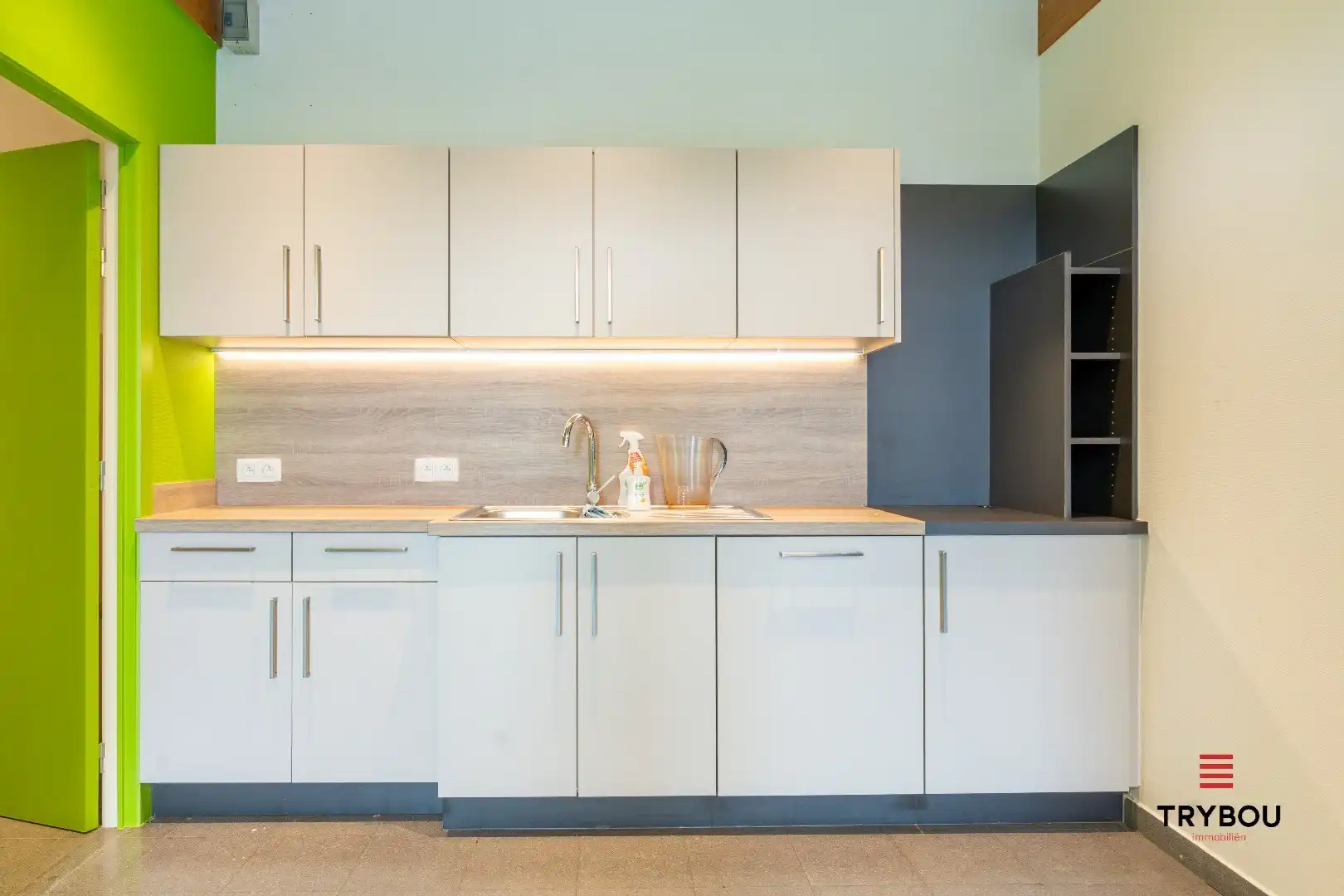 Groot kantoorgebouw op toplocatie te Ieper foto 7