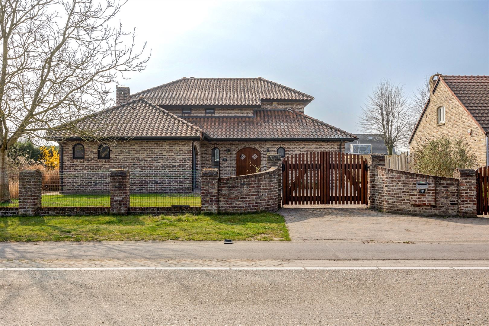 Woning in zuiderse stijl met ruim bijgebouw op Zuid perceel. foto {{pictureIndex}}