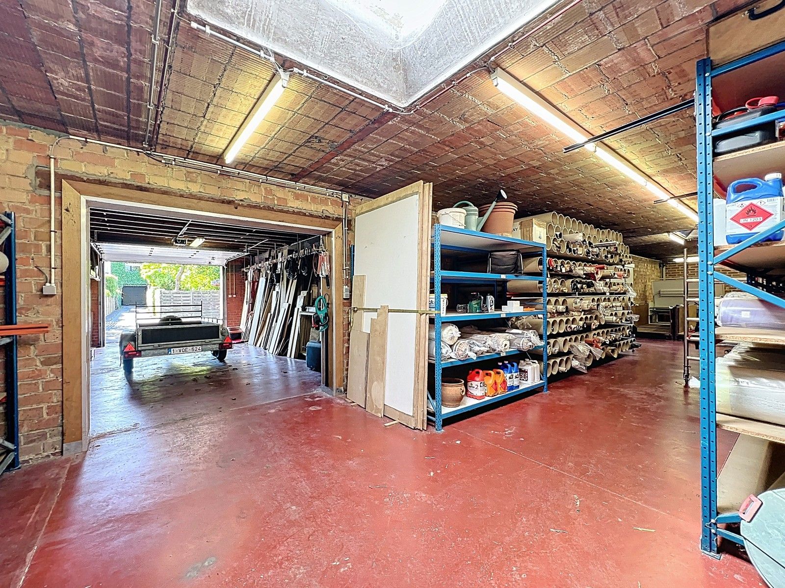 Prachtig HERENHUIS (met o.a. 5 slpk, garage en tuin), apart KANTOOR-gebouw en 630 m2 MAGAZIJNEN op zeer goede ligging te KORTRIJK ! foto 33