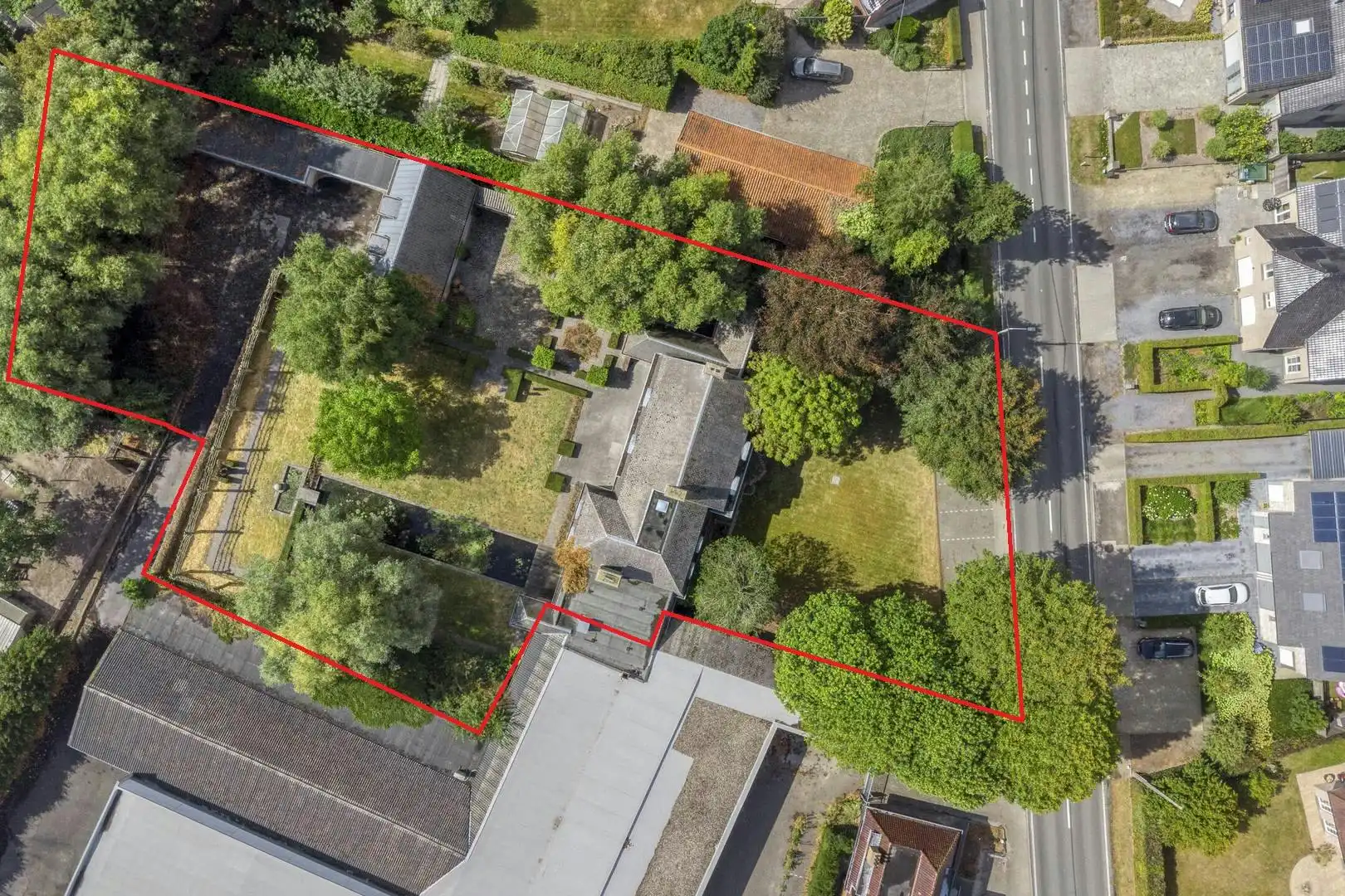 Unieke villa te koop in Zwevezele met prachtige tuin foto 2