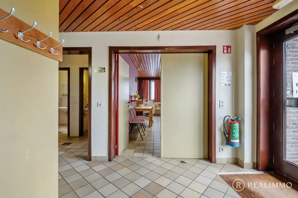 Polyvalente handelsruimte met ruime parking foto 6