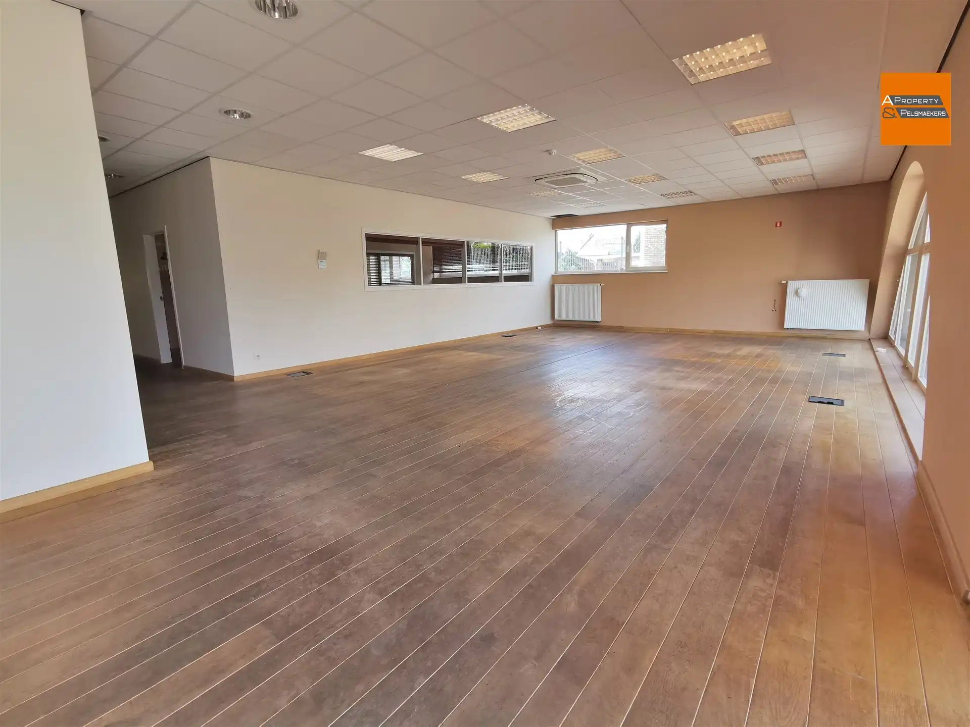 Bedrijfspand met verschillende mogelijkheden op uitstekende locatie foto 8