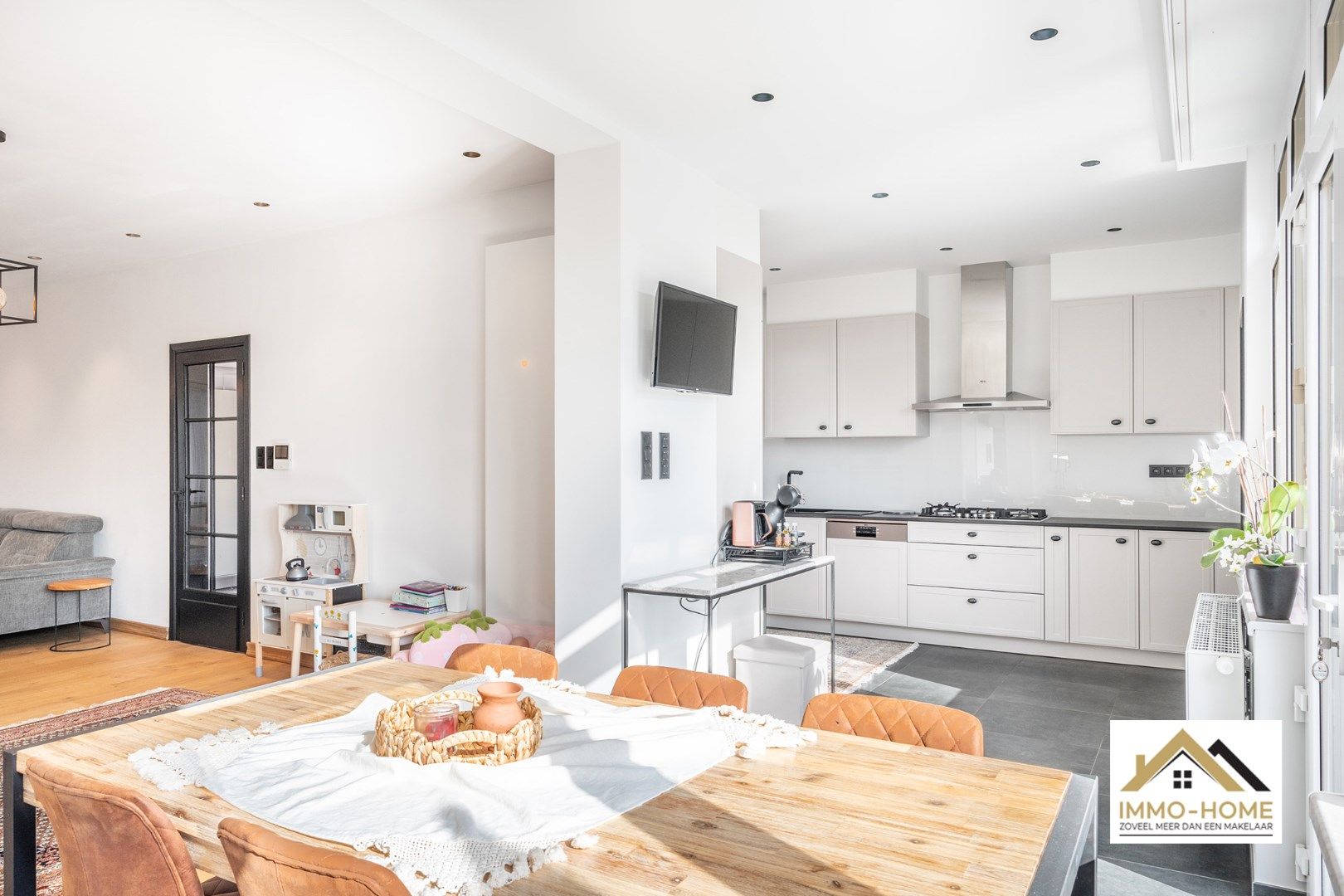 Vrijstaande volledig gerenoveerde woning met riante tuin te Oostakker foto 6