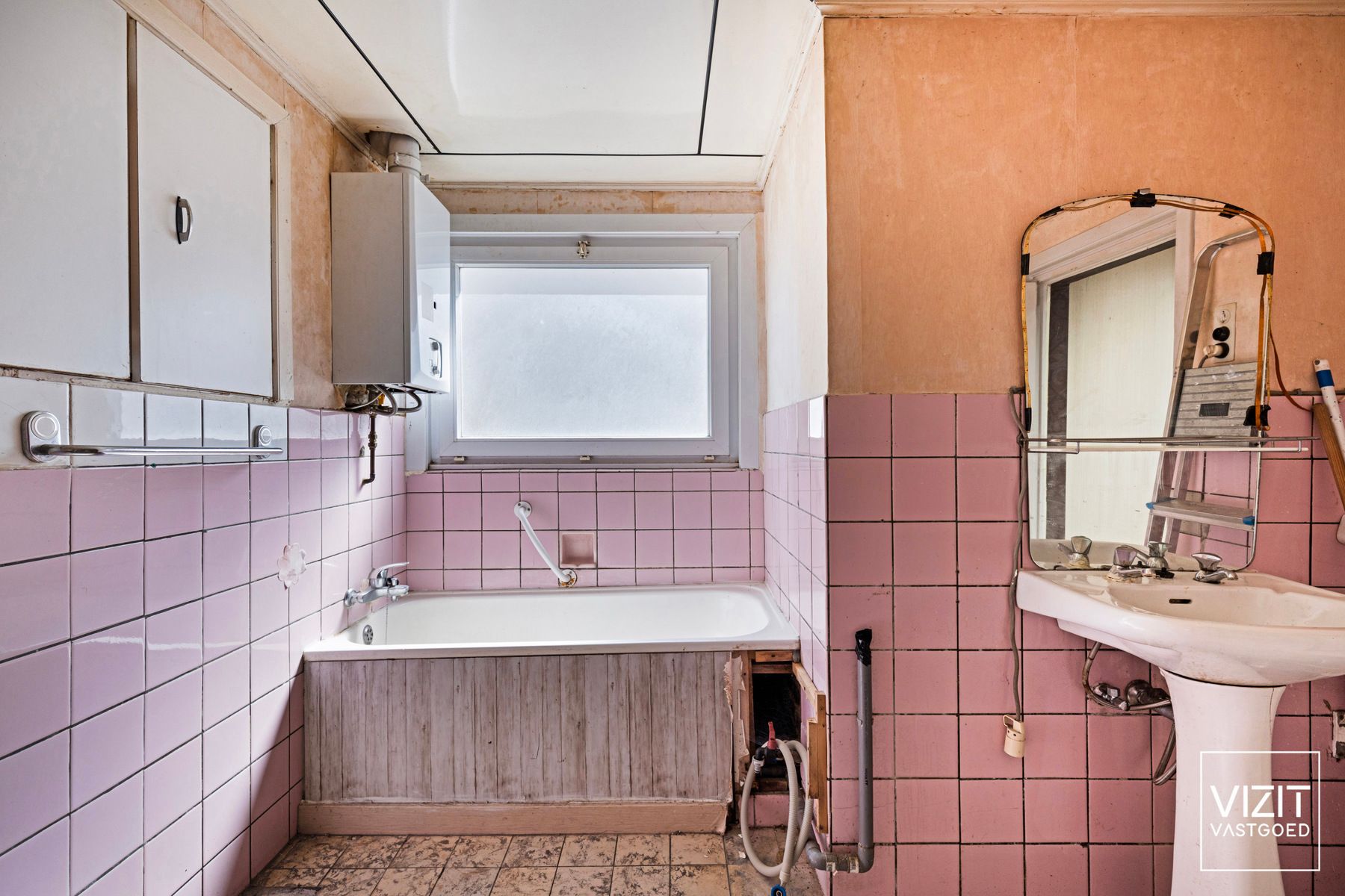 Rustig gelegen te renoveren woning foto 7