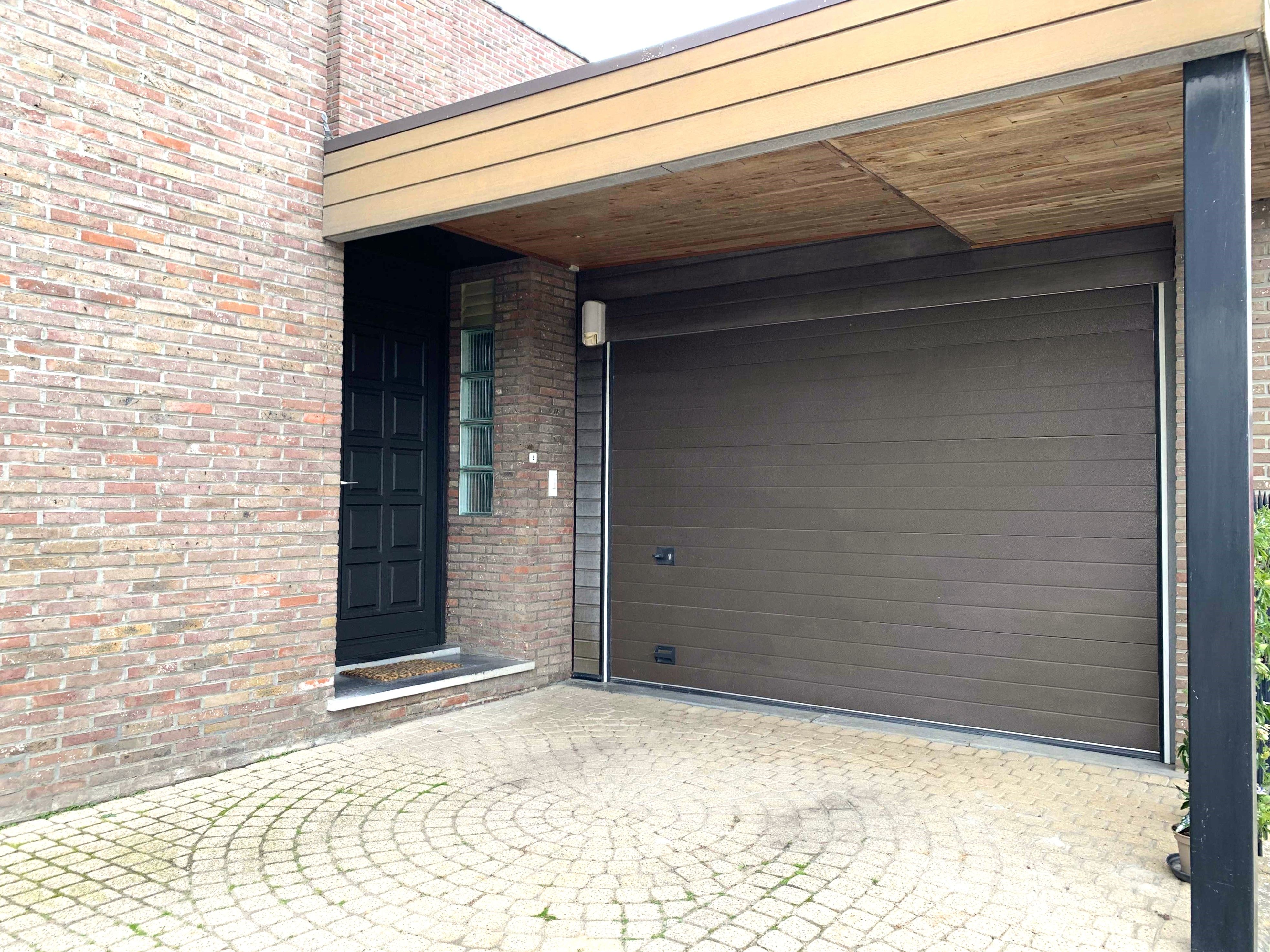 Ruime woning met 4 magazijnen foto 14