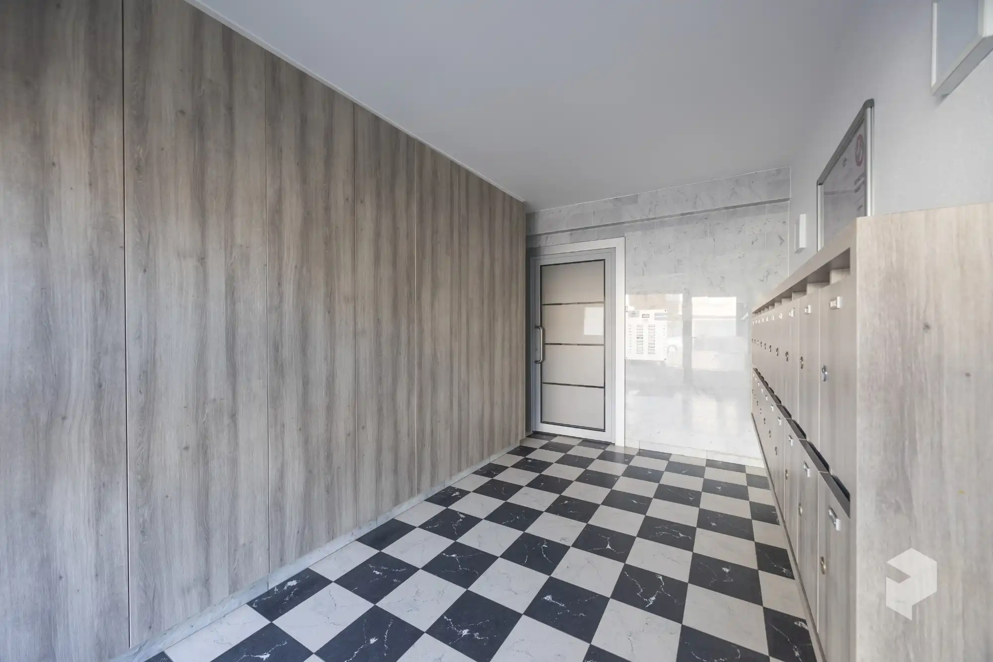 Goed gelegen ruim vernieuwd 2 slaapkamer appartement met terras en grote berging. foto 27