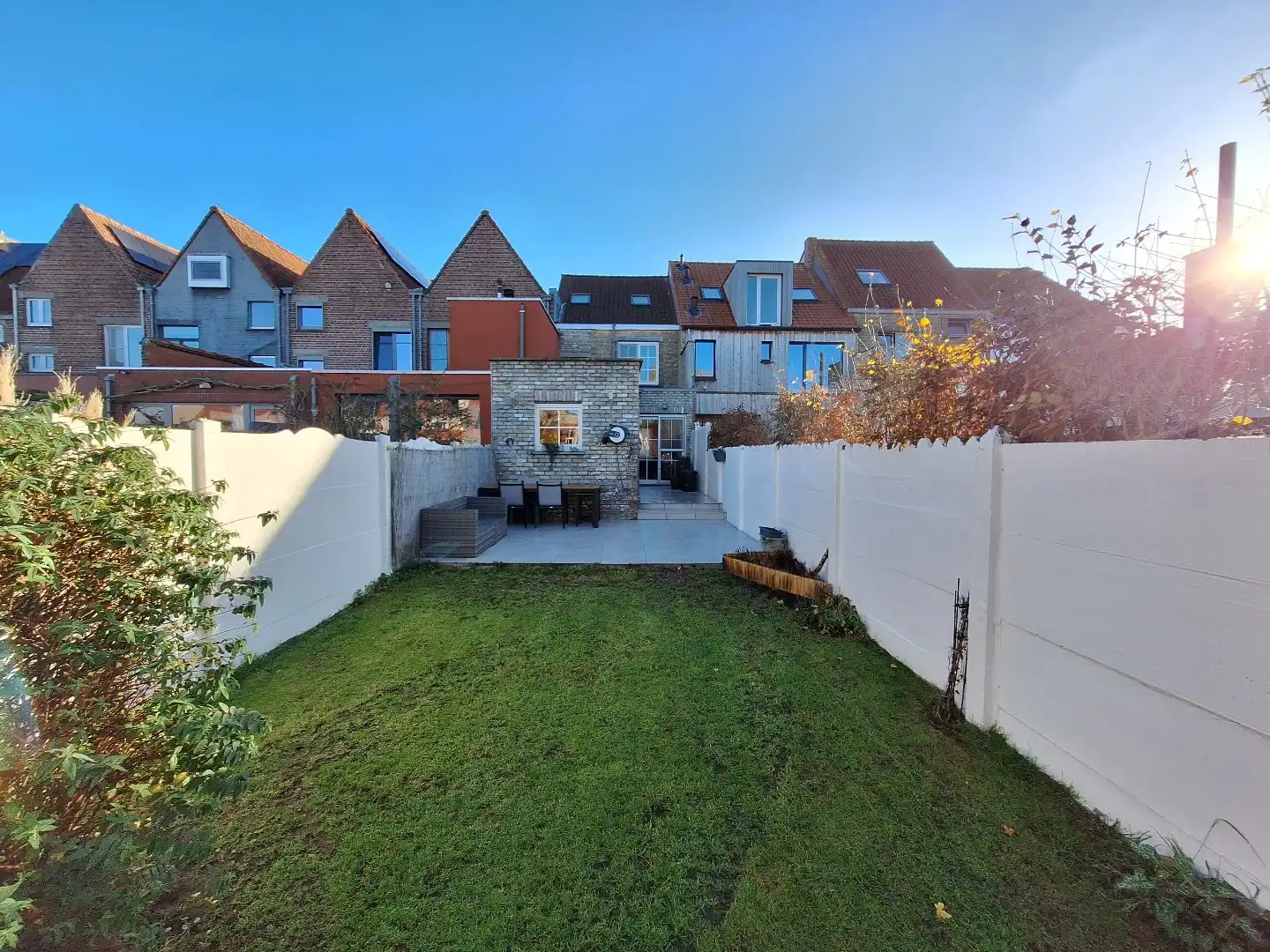 Gerenoveerde instapklare woning met terras en tuin foto {{pictureIndex}}