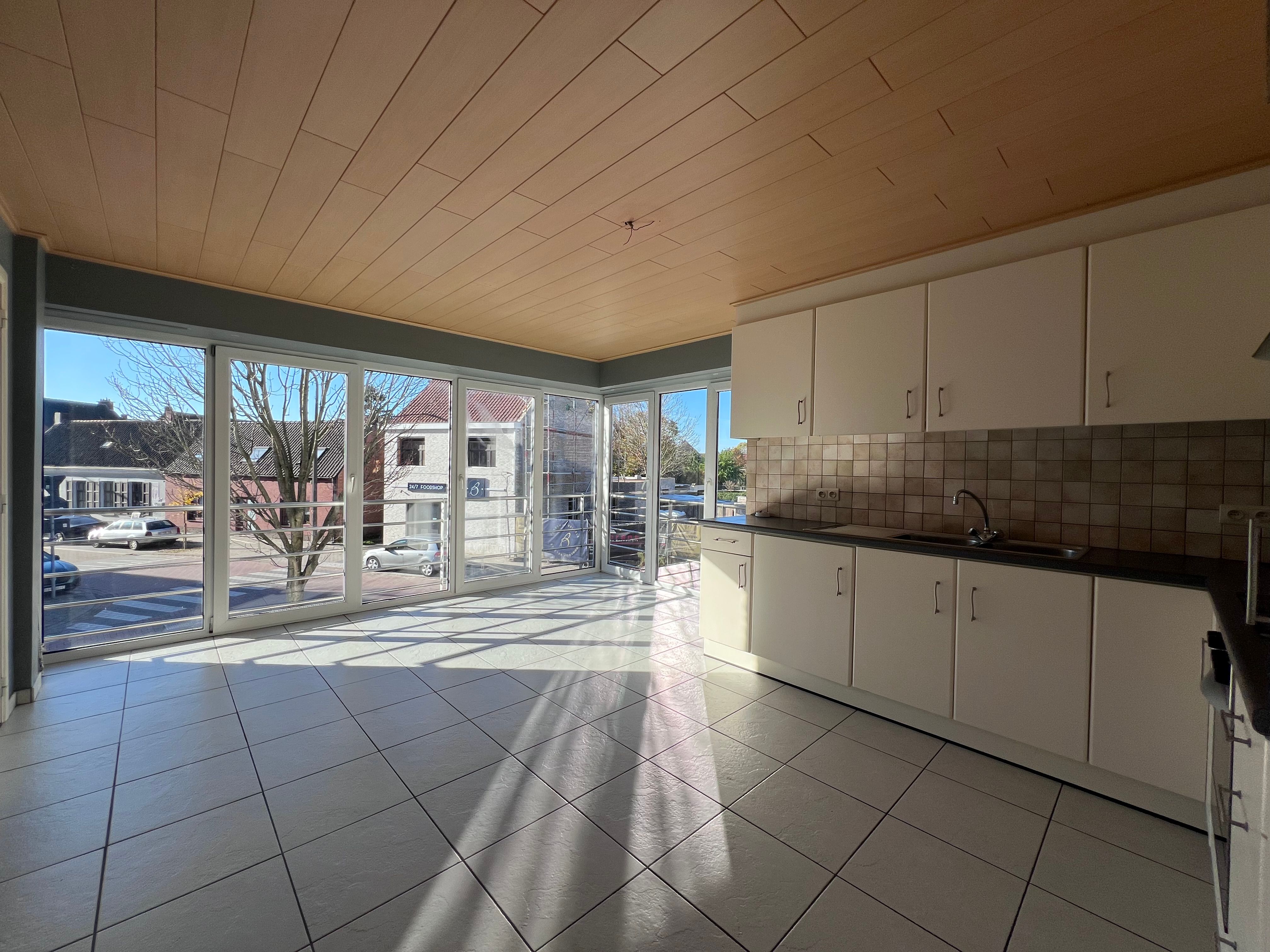 Ruim en lichtrijk appartement te huur in het hart van Belzele (Evergem) foto 4