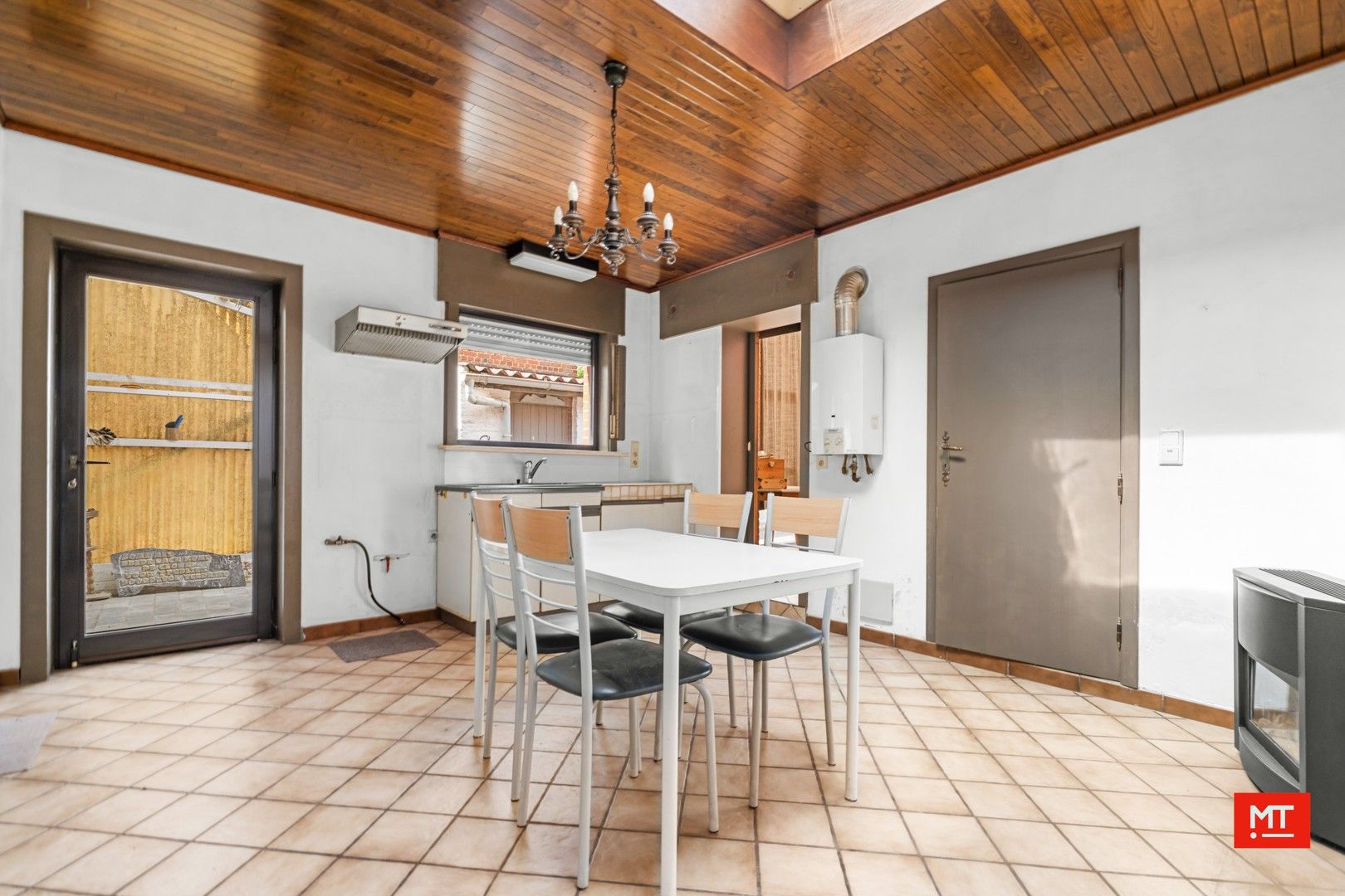 Te renoveren halfopen woning met 3 slaapkamers, Westgerichte tuin en garage op een rustige locatie in Beselare foto 8