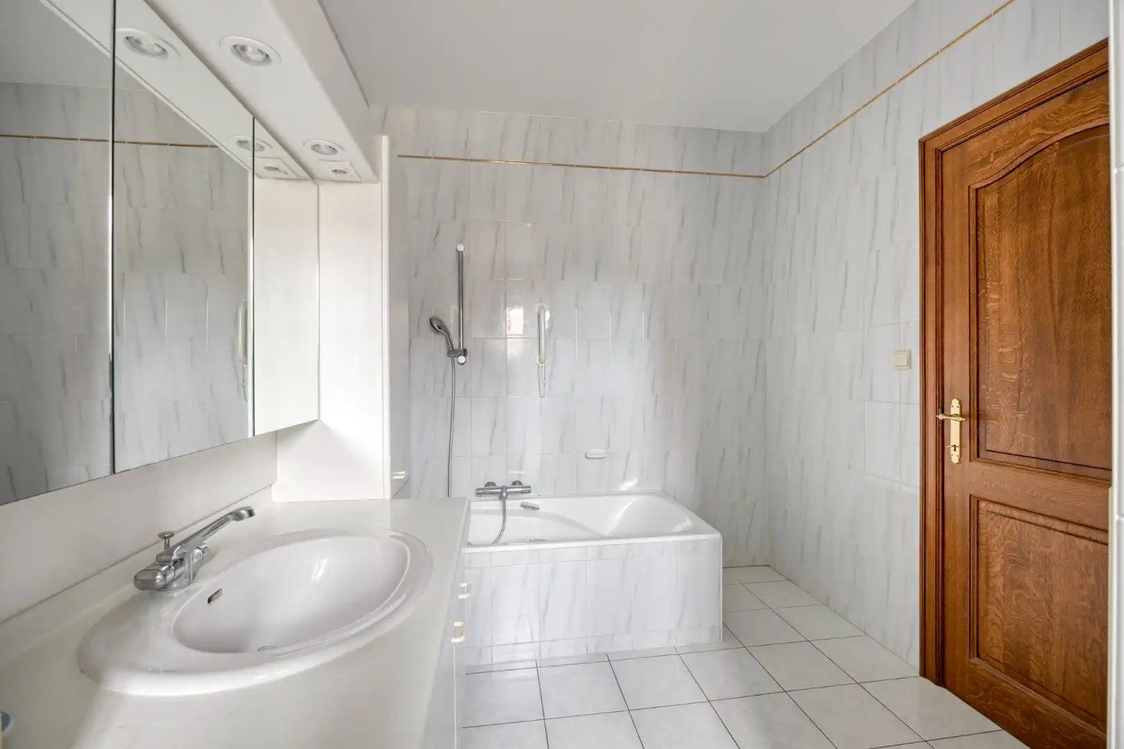 Ruime landelijke woning met tuin en weide op mooi perceel van 21a22ca foto 10
