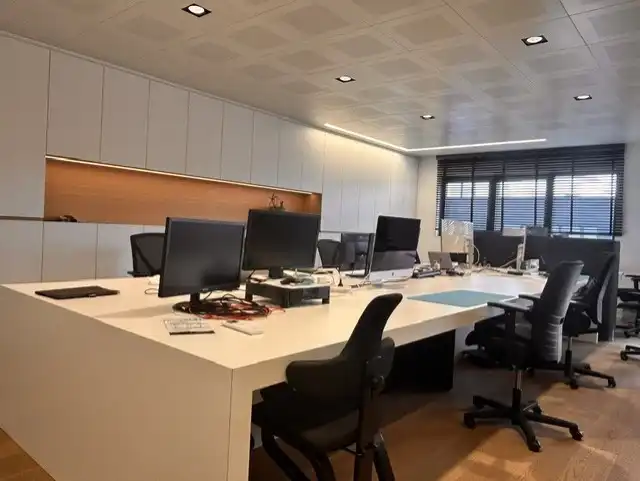 Bedrijfshal van 207 m² met een kantoorruimte op 1° verd. van 105 m² foto 9