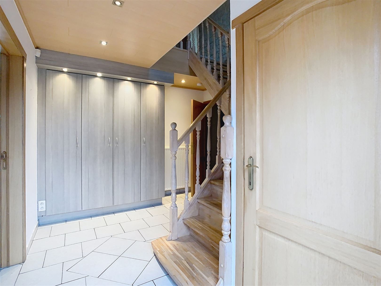 RUIME VILLA MET 4 SLPK EN MOOIE TUIN foto 3