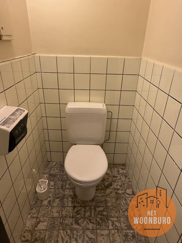 Handelsgelijkvloers met polyvalente ruimte, burelen & opslag foto 11