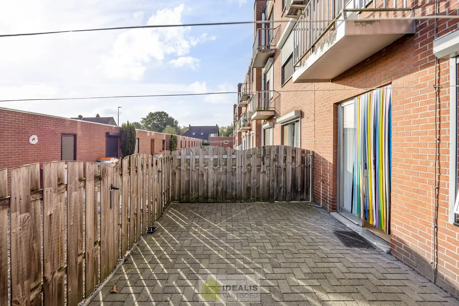 IDEALIS VASTGOED - GELIJKVLOERS APPARTEMENT IN HET CENTRUM VAN KAULILLE, BOCHOLT! Dit appartement van het bouwjaar 1972 biedt u een ruime keuken met aangrenzend bijkeuken met extra opbergruimte, een heerlijke woonkamer met grote glaspartijen, fijne slaapkamer, terras en privatieve garagebox. Dé unieke kans voor kandidaten op zoek naar een appartement op een aangename locatie vlakbij het centrum van Bocholt!! foto 21
