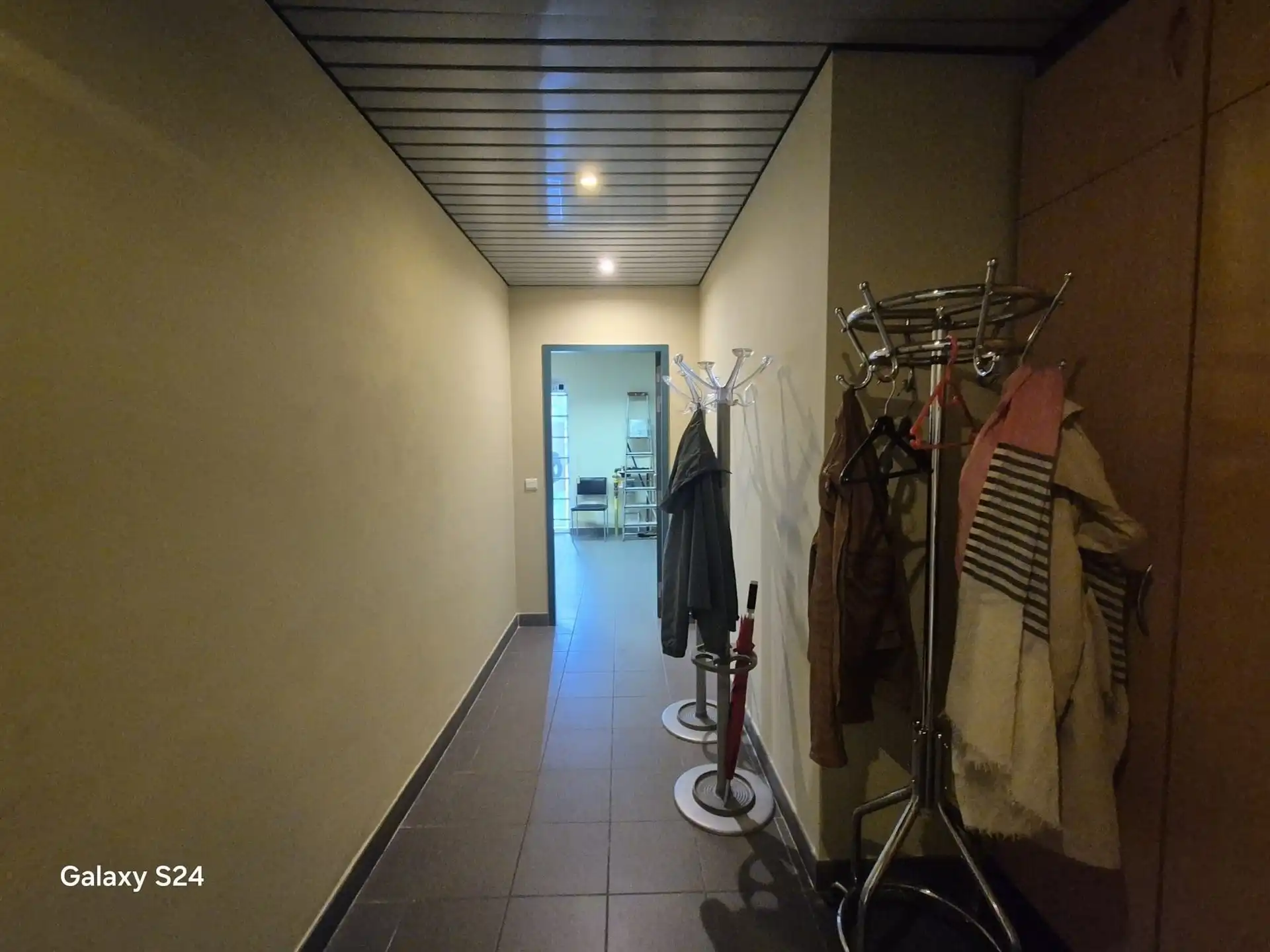 Ruim handelspand te huur – voormalig bankkantoor.  foto 14