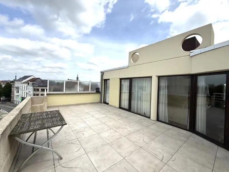 Uniek penthouse appartement met ruime zonneterrassen en zicht op de Gentse torens foto {{pictureIndex}}