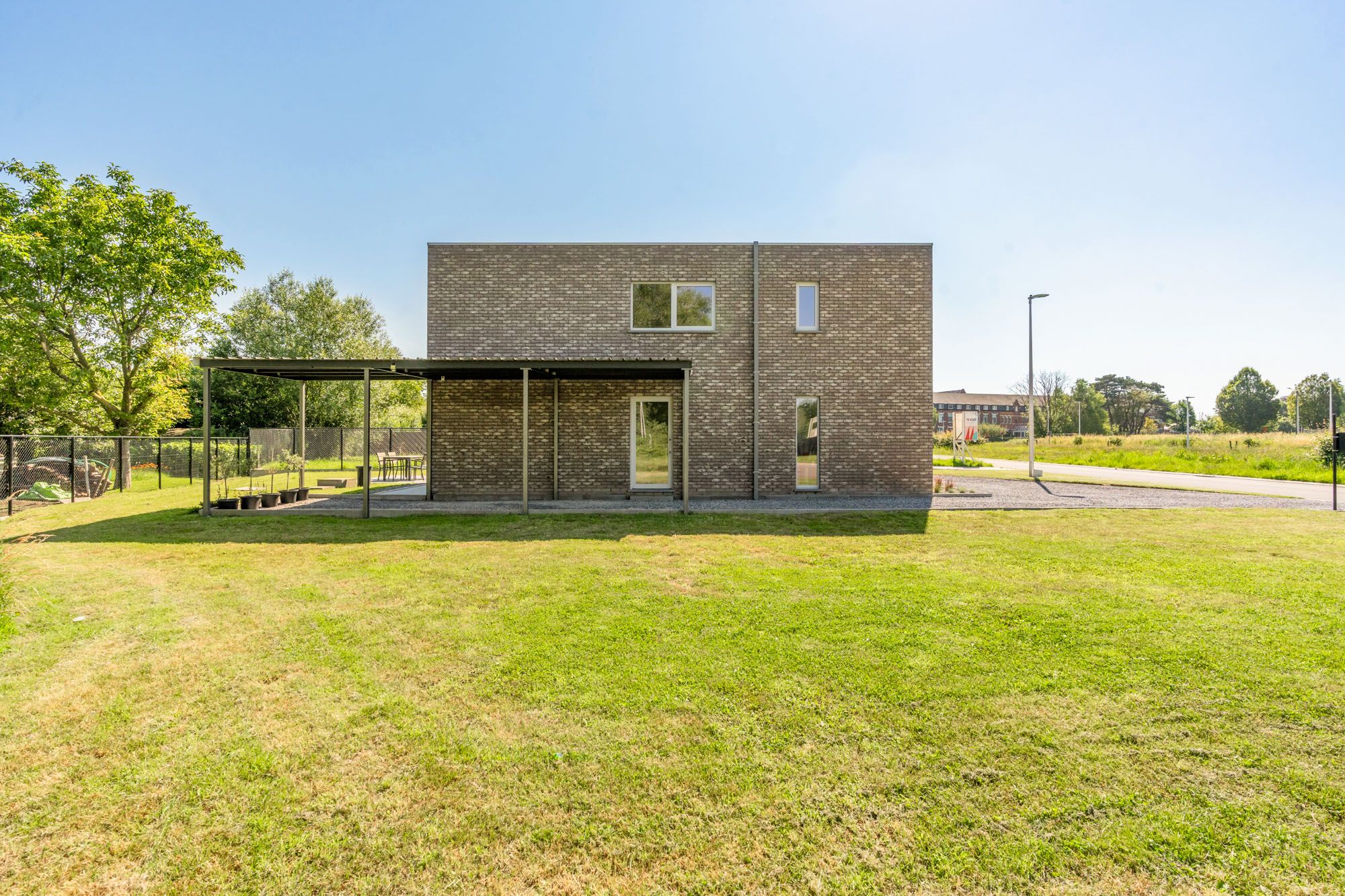 MODERNE VRIJSTAANDE EN ENERGIEZUINIGE BEN-WONING IN EEN VERKEERSLUWE NIEUWBOUWVERKAVELING NABIJ HET CENTRUM VAN WIJCHMAAL, PEER OP EEN PERCEEL VAN 4A 3CA – DE WONING OMVAT EEN HEERLIJKE OPEN LEEFRUIMTE MET VEEL LICHTINVAL, EEN GOED UITGERUSTE KEUKEN MET AANSLUITEND TOEGANG TOT HET TERRAS, 3 KNAPPE SLAAPKAMERS EN 2 BADKAMERS WAARVAN 1 MET ZEER RUIME INLOOPDOUCHE –VERKOOP ONDER REGISTRATIERECHTEN!! -  foto 6