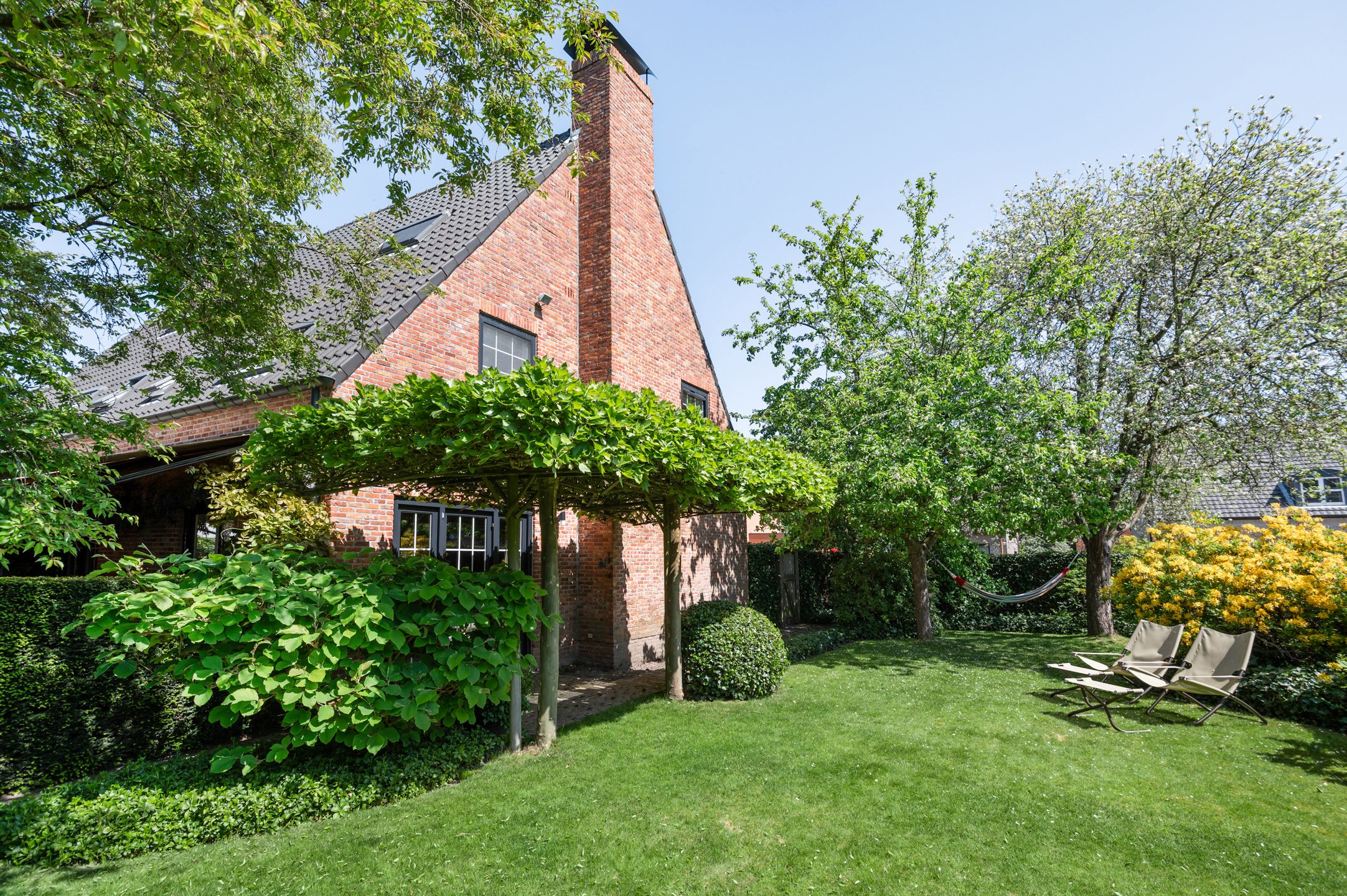 Heel ruime woning met mooie tuin op toplocatie! foto 24