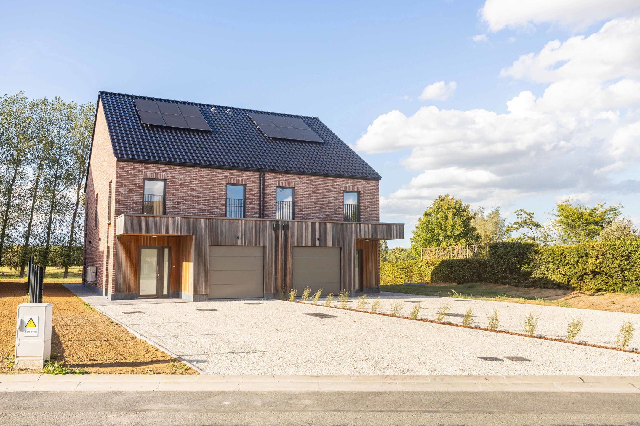Prachtige nieuwbouwwoning omringd door groen en natuur. foto {{pictureIndex}}