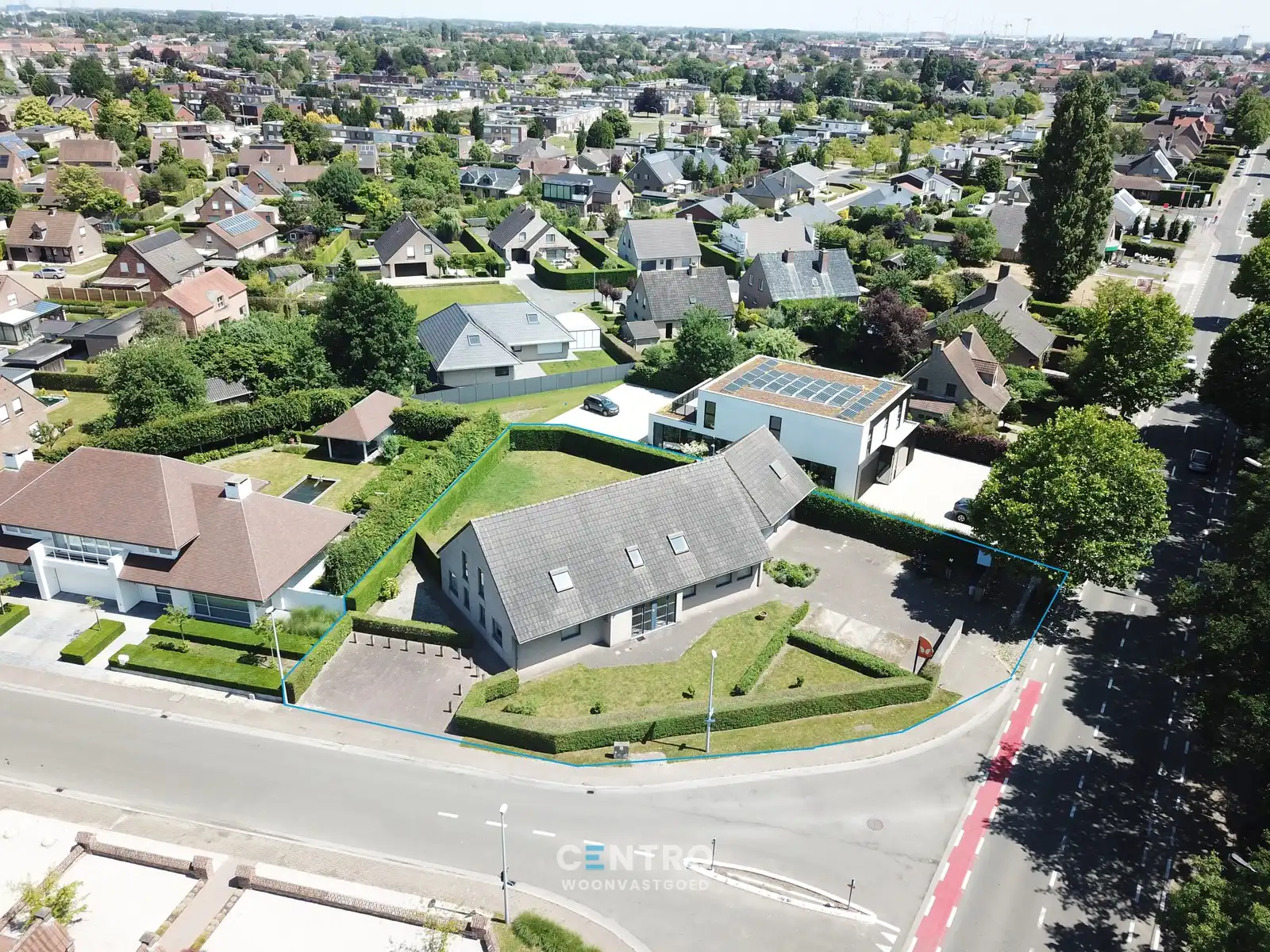 Vrijstaande VILLA (430m²) op een hoekperceel van ± 1.200 m² op invalsweg Roeselare (vlakbij de ring R32). Ook ideaal als KANGOEROEWONING. foto 16